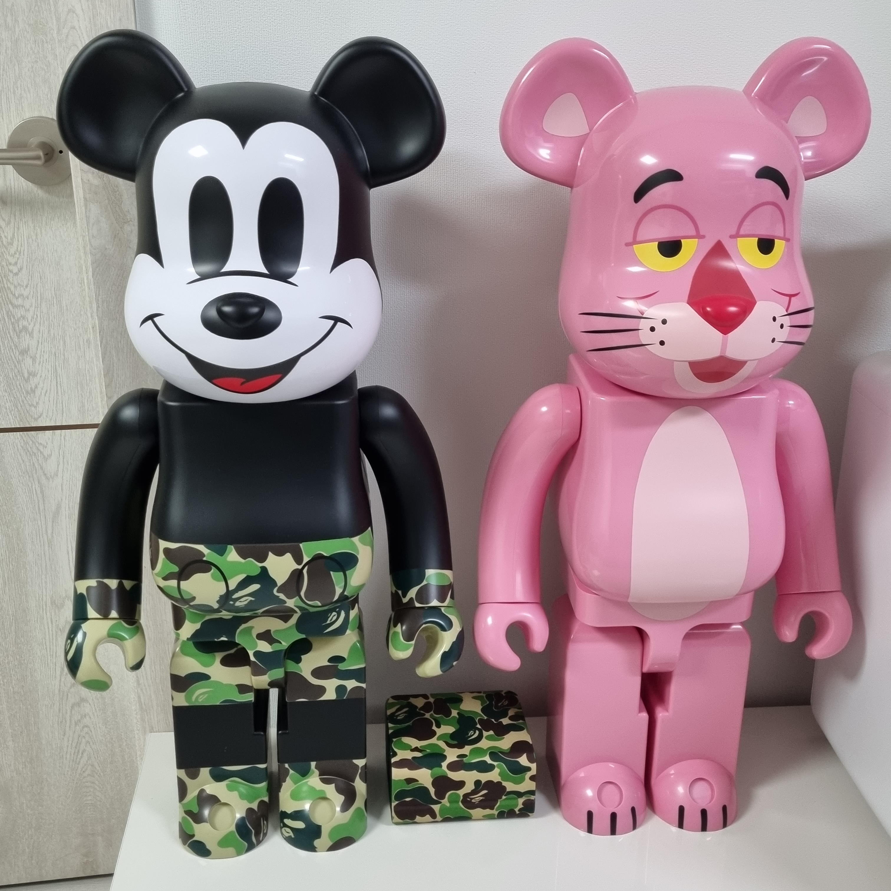Bearbrick Pink Panther 1000%, Bearbrick x BAPE Mickey Mouse 1000% Green 착용 스타일