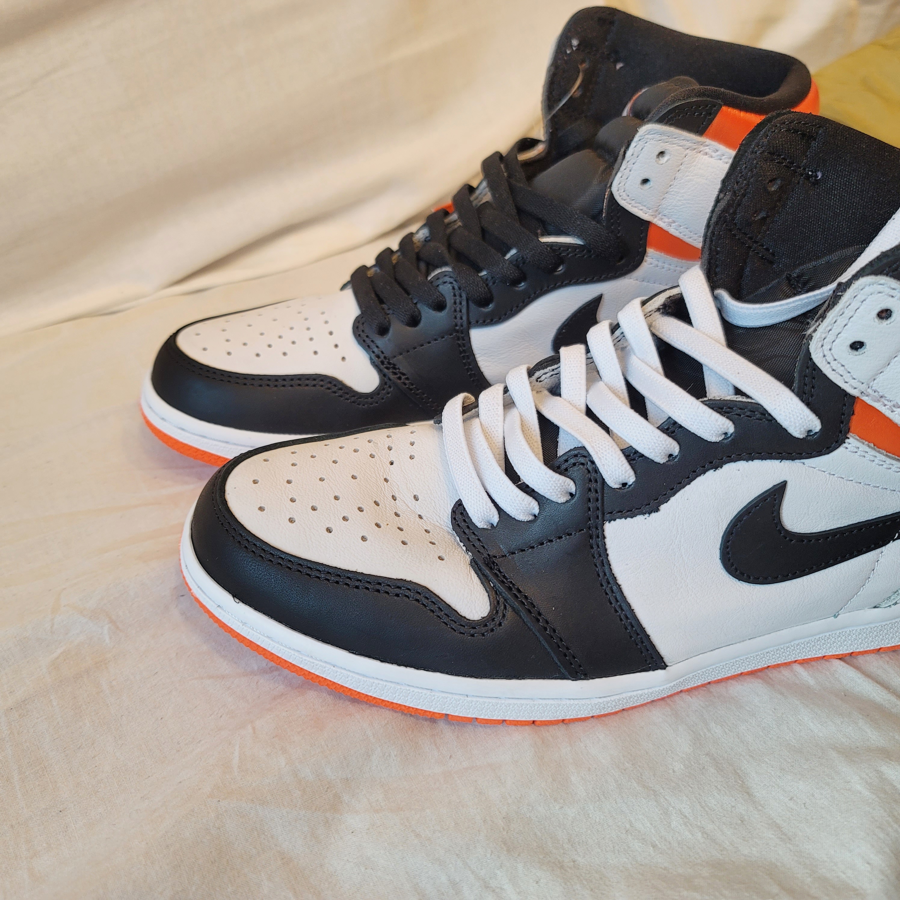 Jordan 1 Retro High OG Electro Orange 착용 스타일 - 2