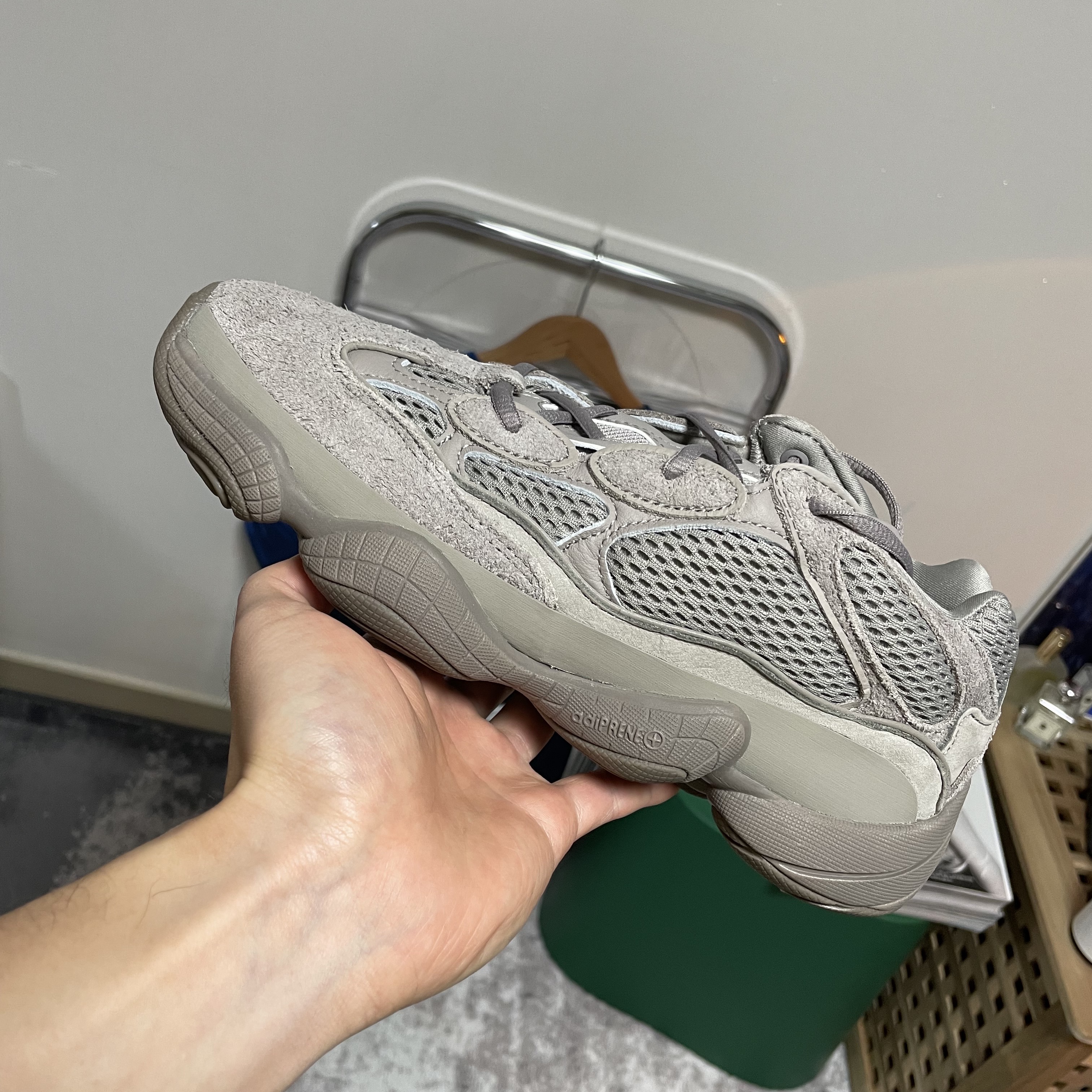 Adidas Yeezy 500 Ash Grey 착용 스타일 - 2