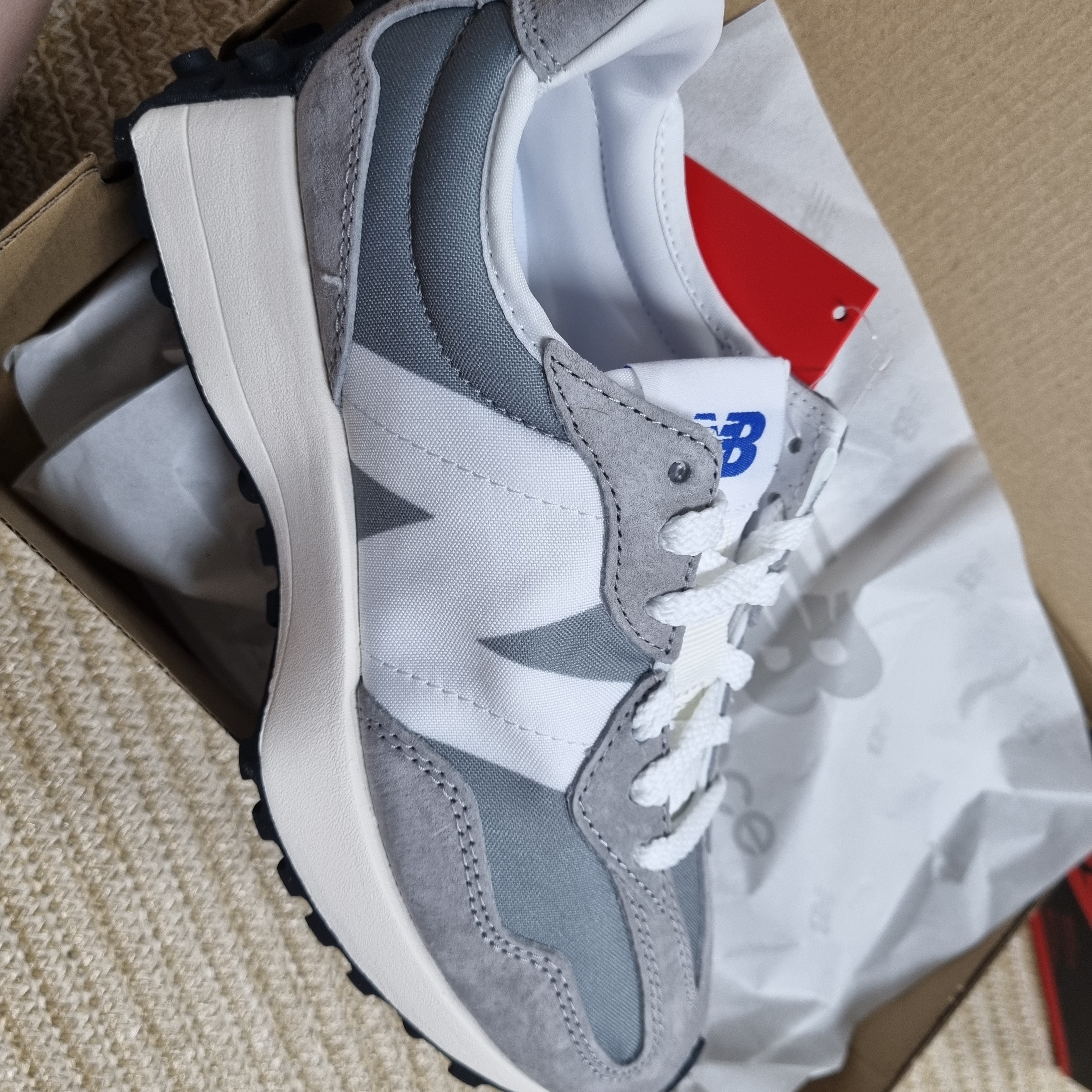 New Balance 327 Grey 착용 스타일