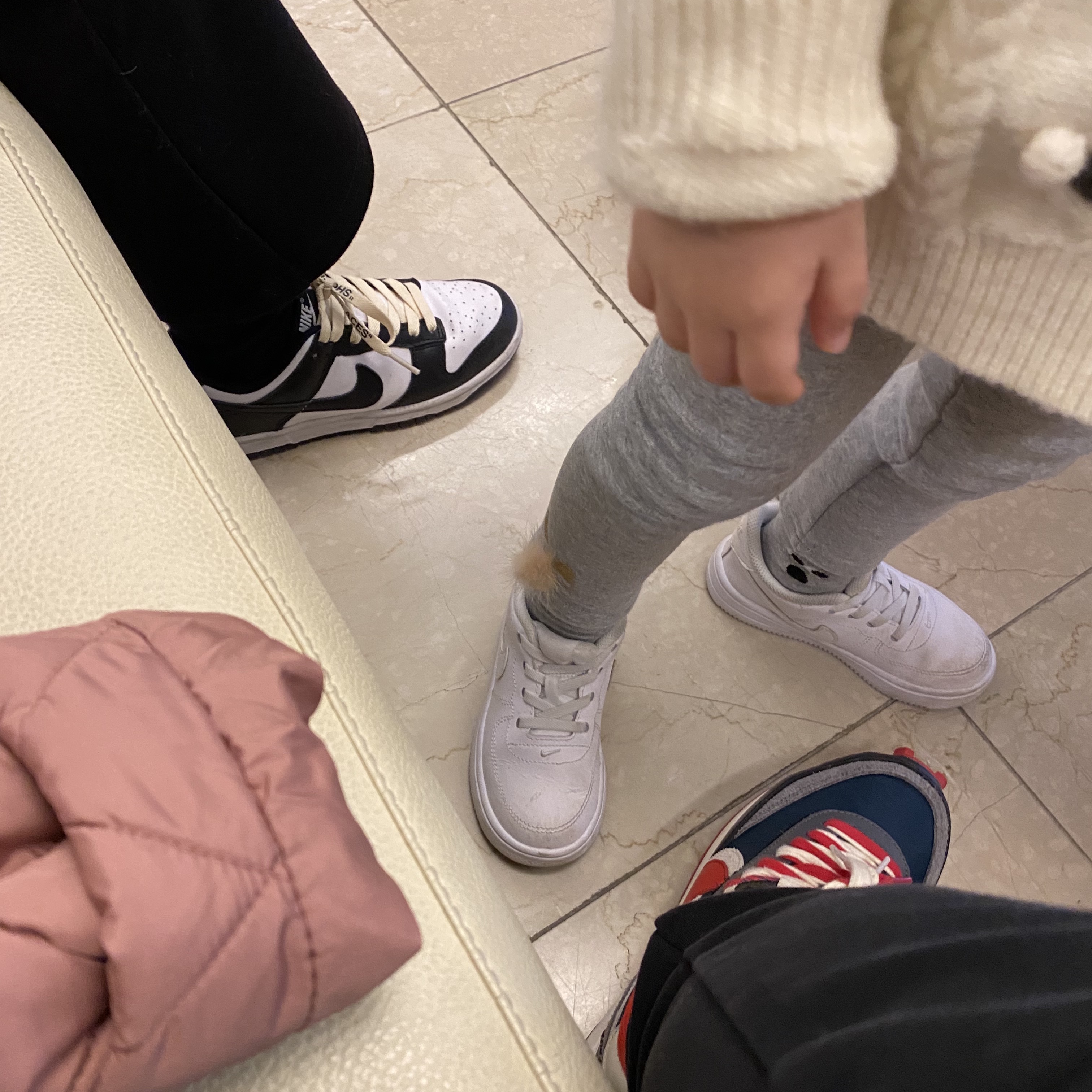 Nike x Sacai x Undercover LDWaffle Midnight Spruce University Red, (W) Nike Air Force 1 '07 Low White 착용 스타일
