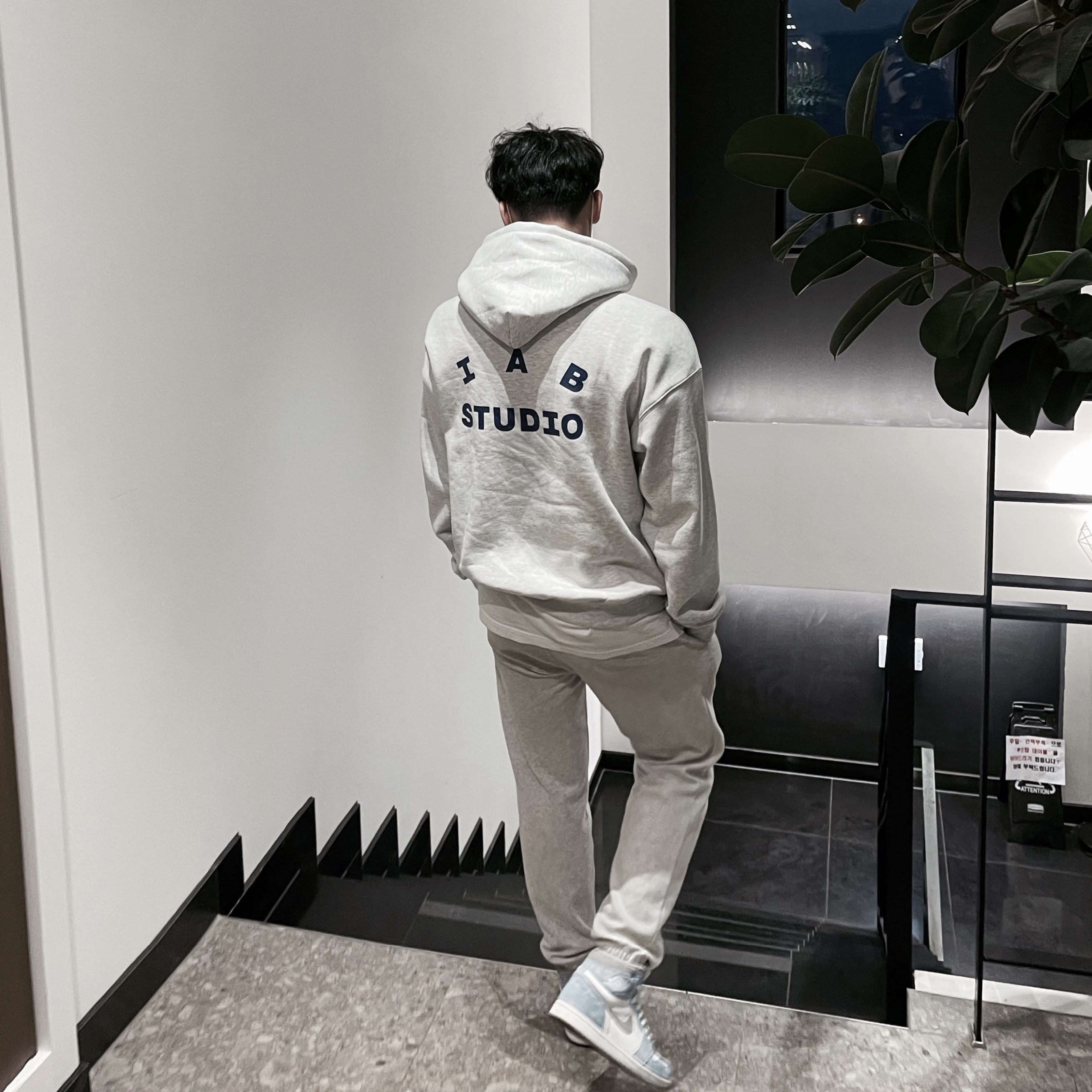 IAB Studio Hoodie Light Gray, Jordan 1 Retro High OG Hyper Royal 착용 스타일