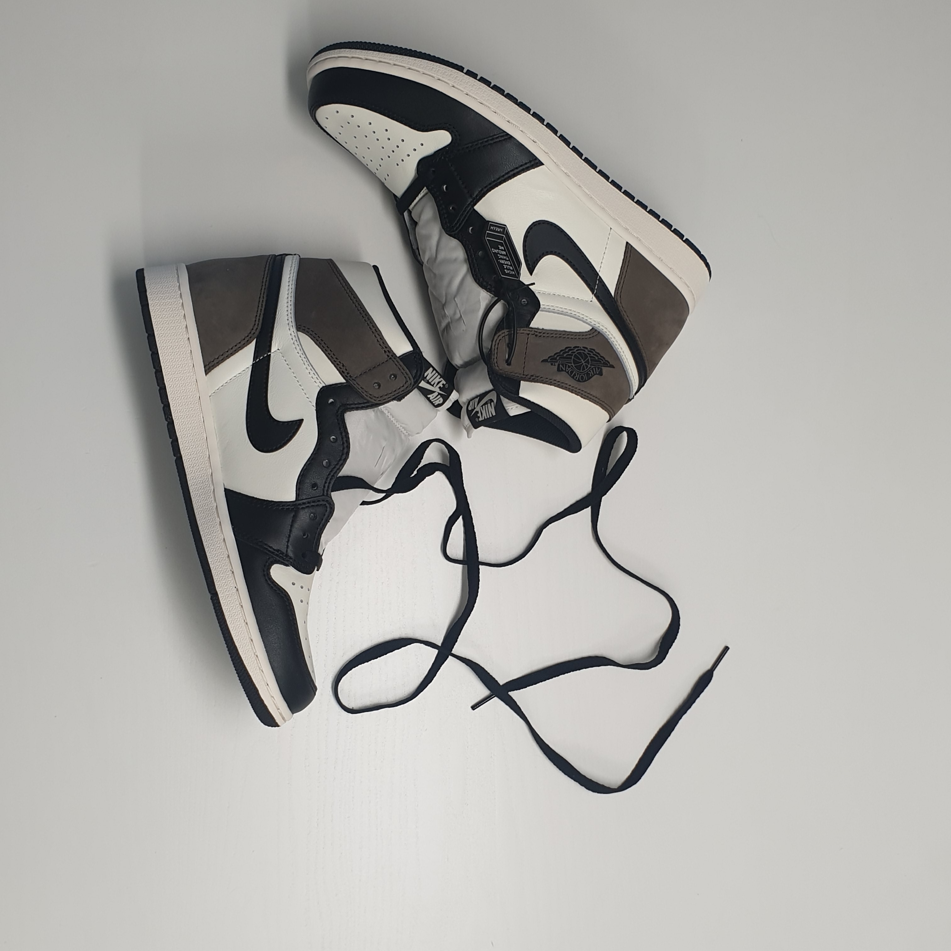 Jordan 1 Retro High OG Black Mocha 착용 스타일 - 3