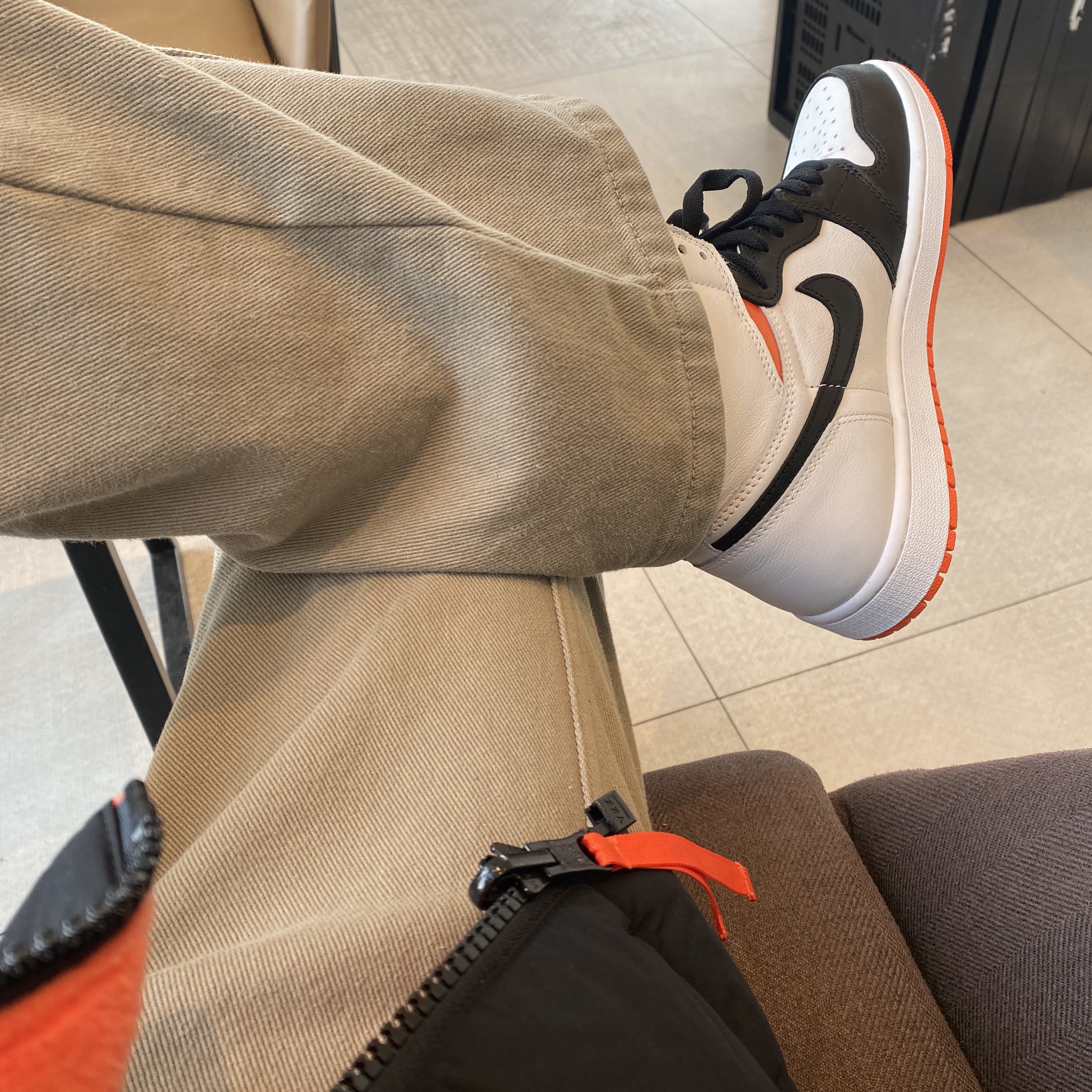 Jordan 1 Retro High OG Electro Orange 착용 스타일