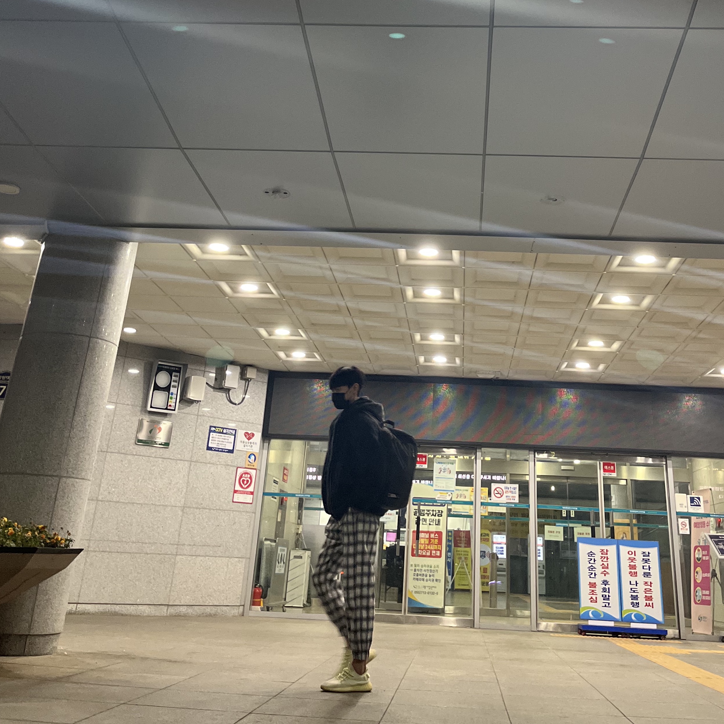 Adidas Yeezy Boost 350 V2 Butter 착용 스타일 - 3