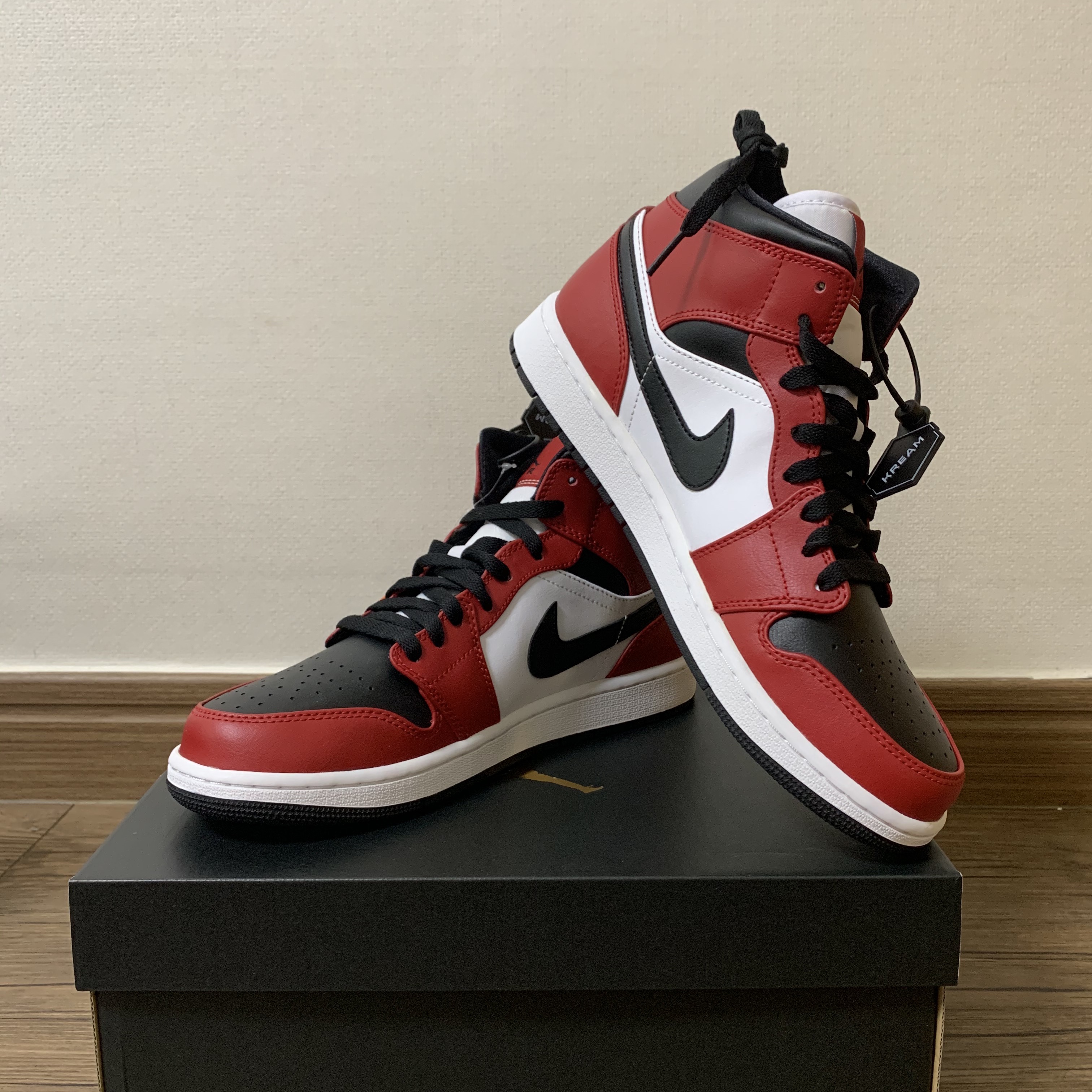 Jordan 1 Mid Chicago Black Toe 착용 스타일