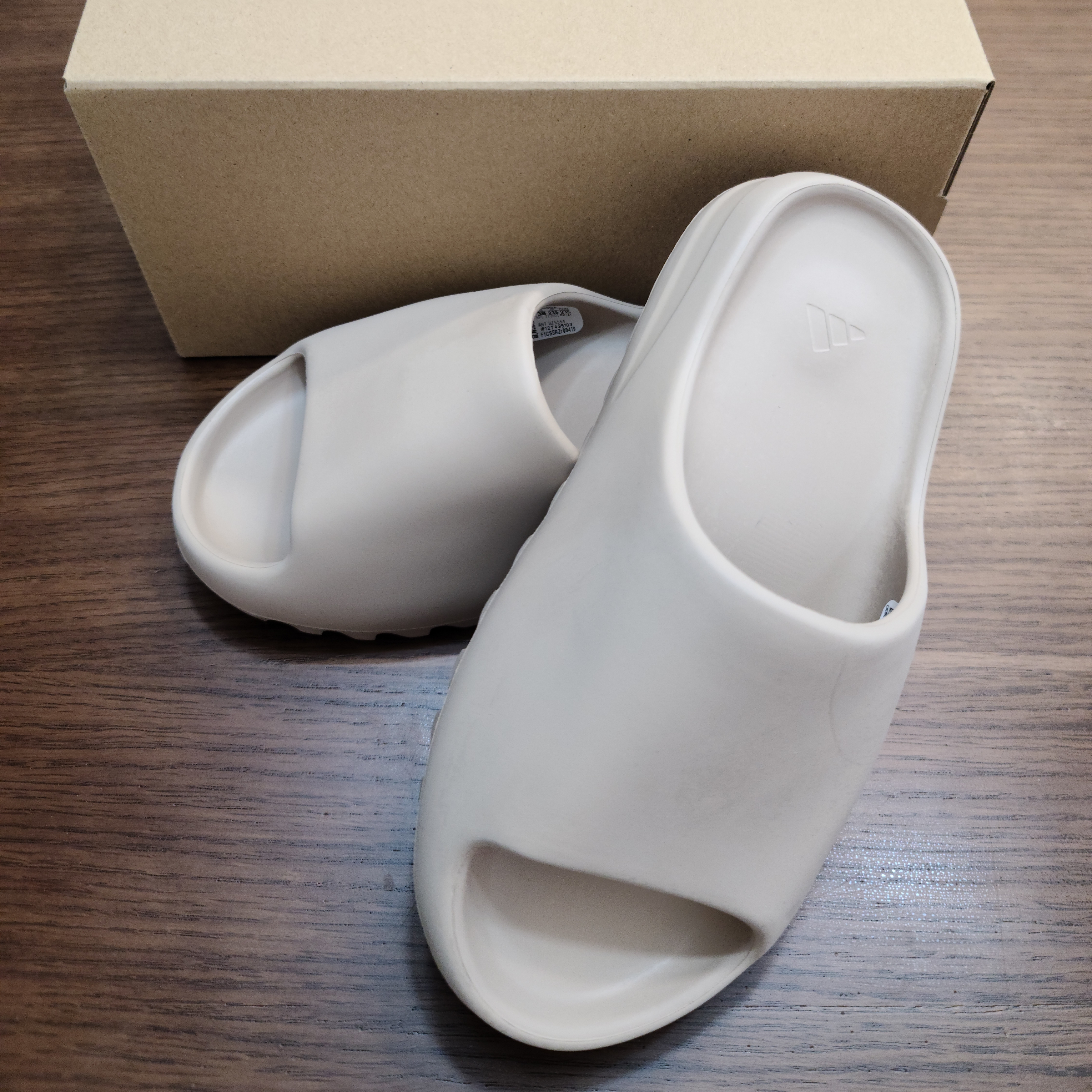 Adidas Yeezy Slide Pure - Re-Release Ver. 착용 스타일