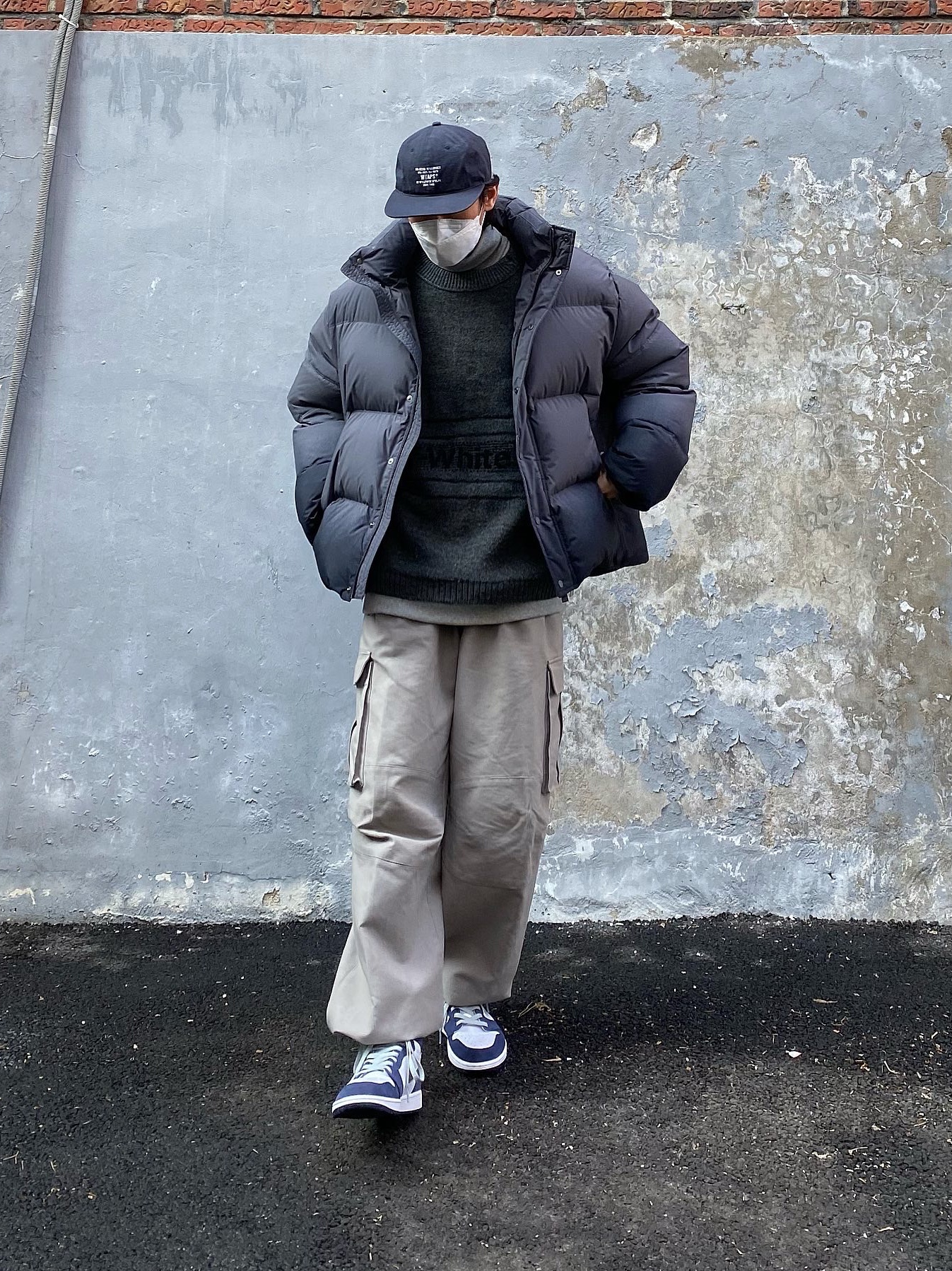Zara x Ader Error Puffer Jacket Grey, Jordan 1 Retro High OG CO.JP Midnight Navy 착용 스타일 - 3