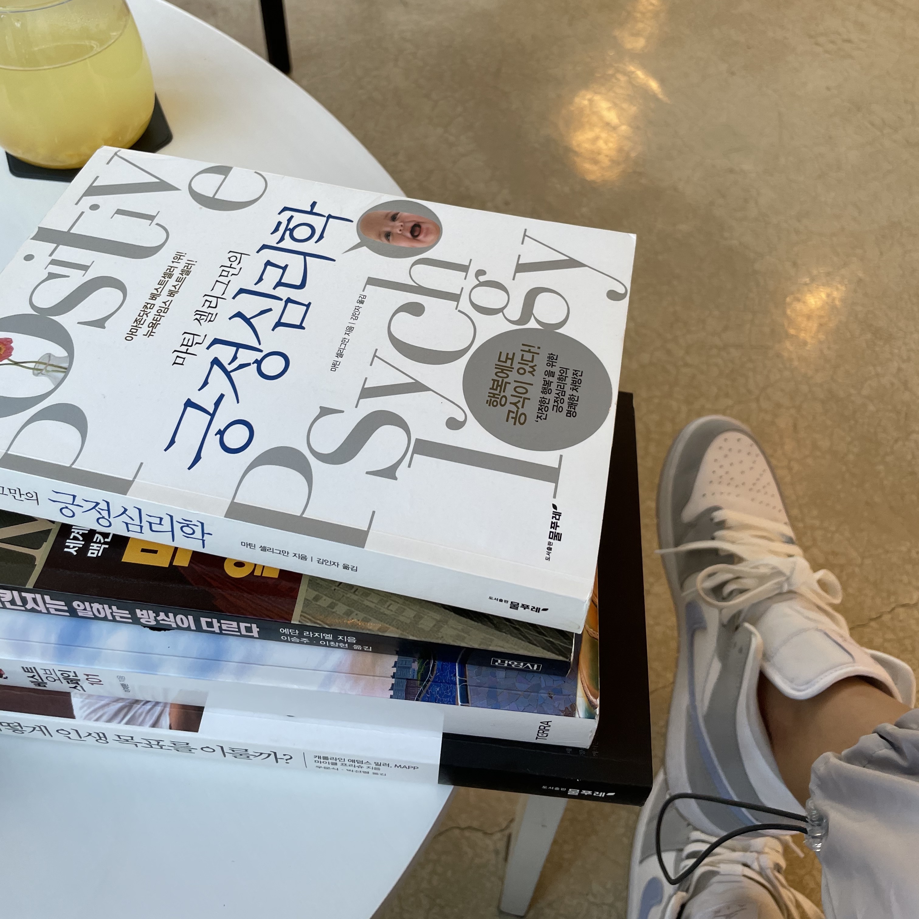 (W) Jordan 1 Mid Wolf Grey, Essentials The Core Collection Sweatpants Heather Oatmeal 착용 스타일 - 1