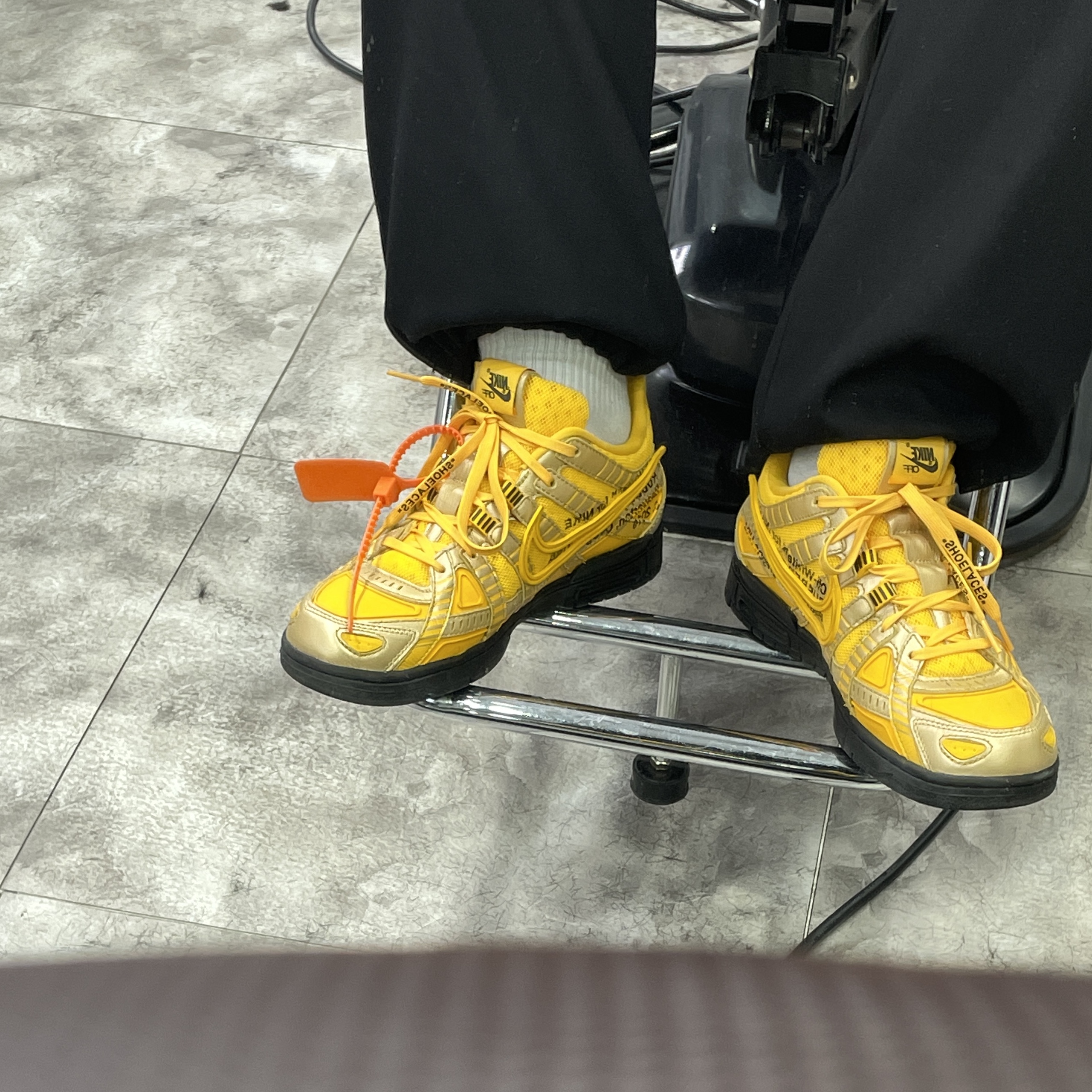 Nike x Off-White Air Rubber Dunk University Gold 착용 스타일