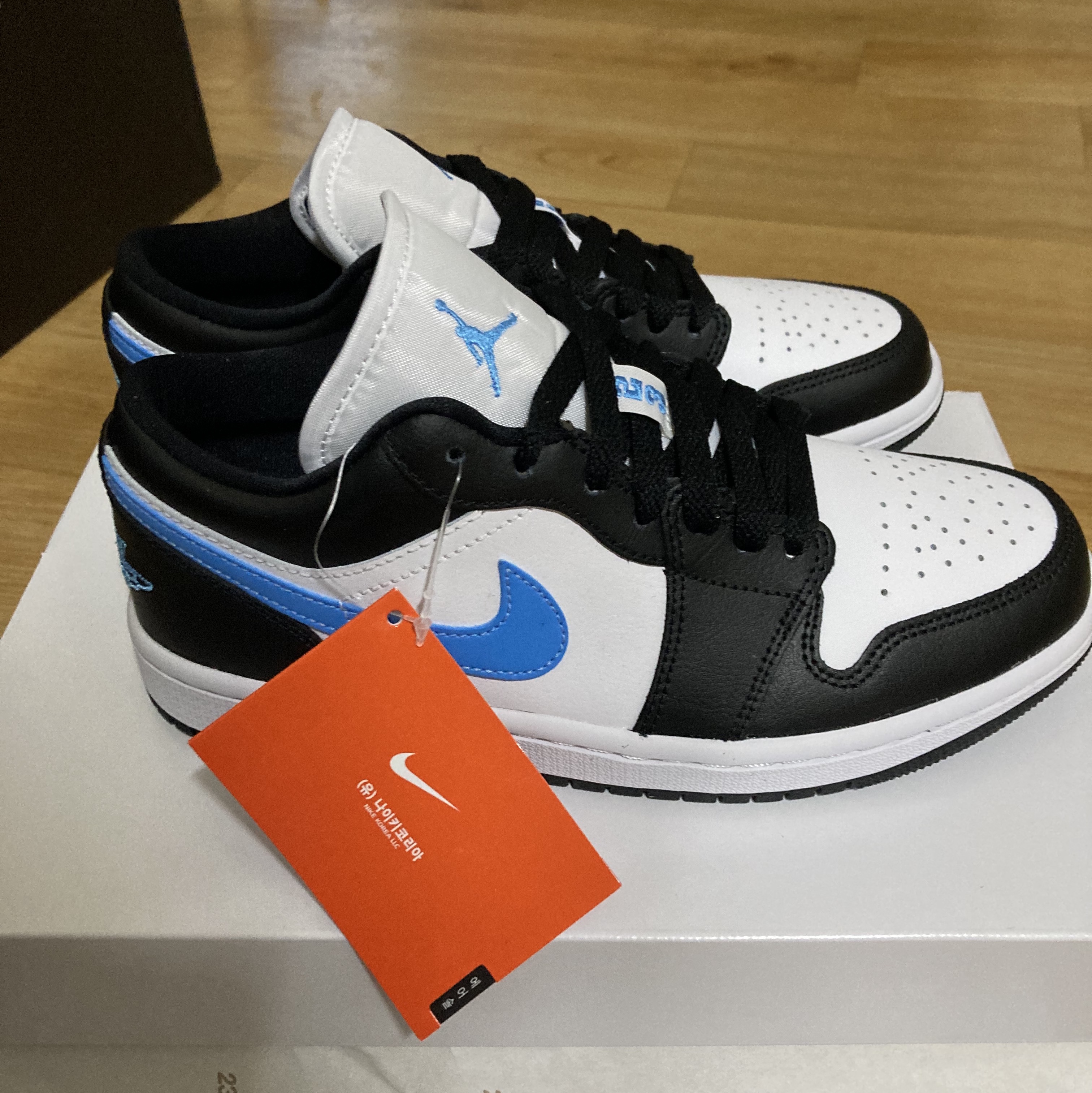 (W) Jordan 1 Low Black University Blue 착용 스타일 - 1