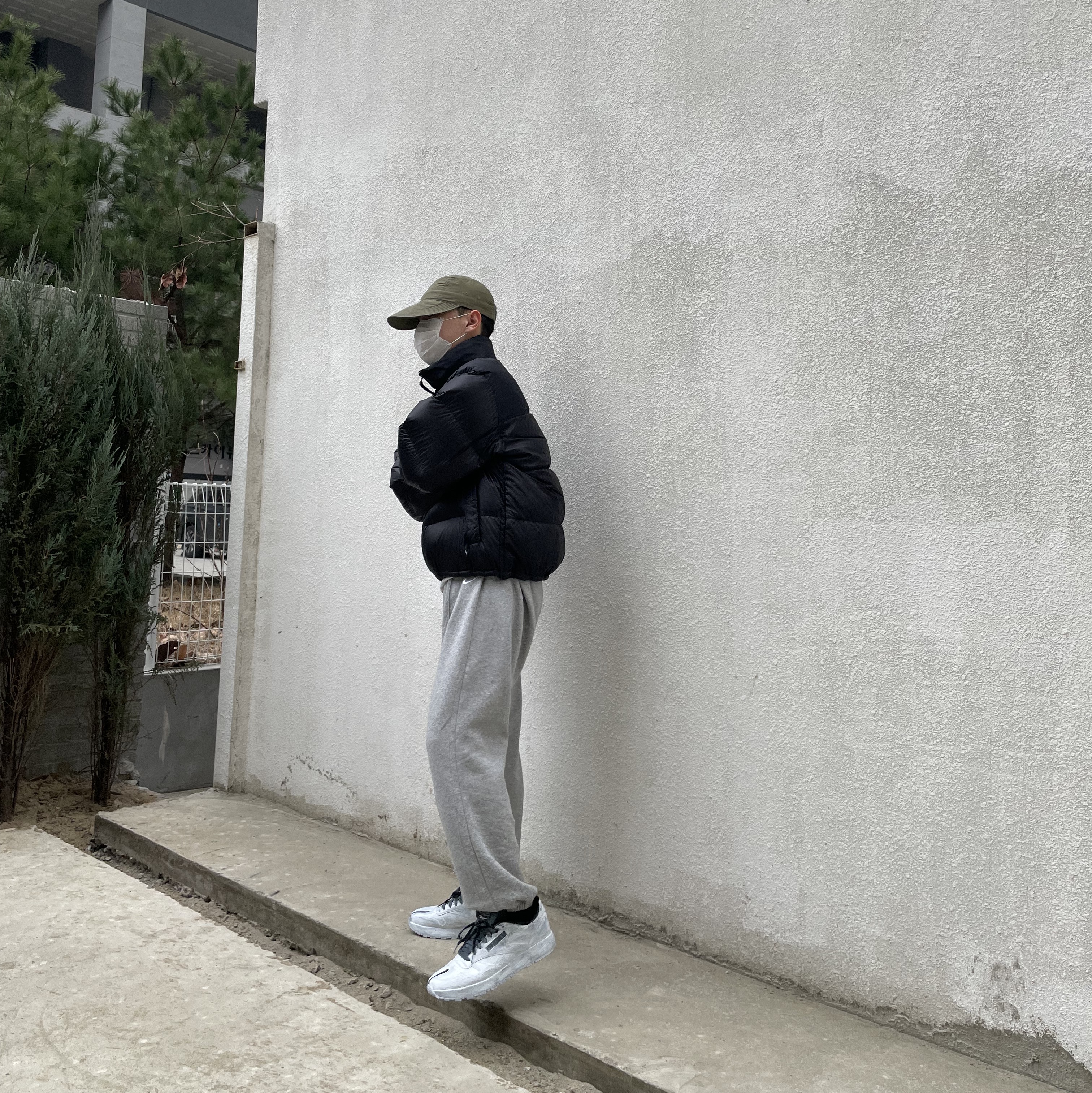 Reebok x Maison Margiela Classic Leather Tabi Shoes Bianchetto, The North Face 1996 Eco Nuptse Jacket Black 착용 스타일 - 1