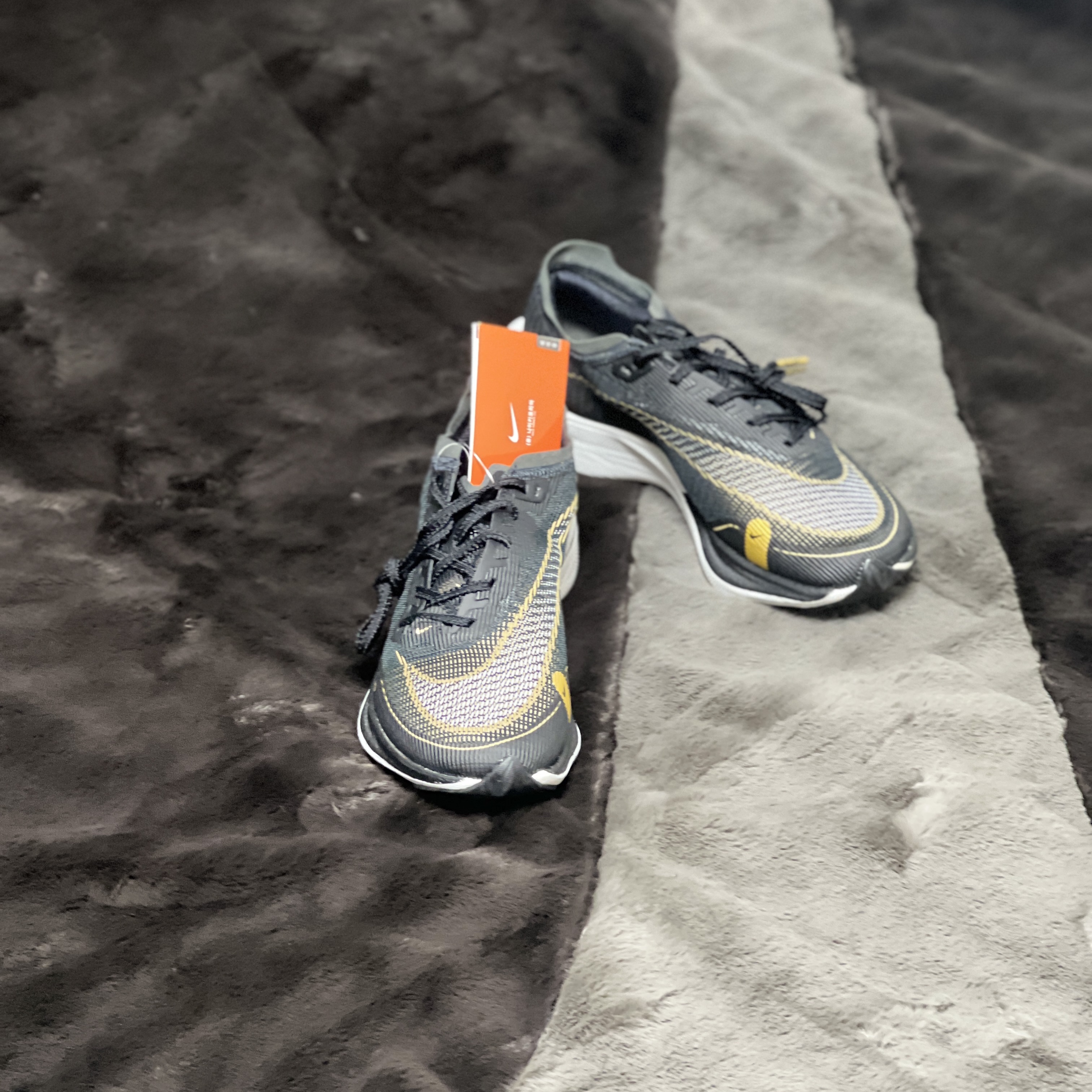 Nike ZoomX Vaporfly Next% 2 Black Gold 착용 스타일 - 4