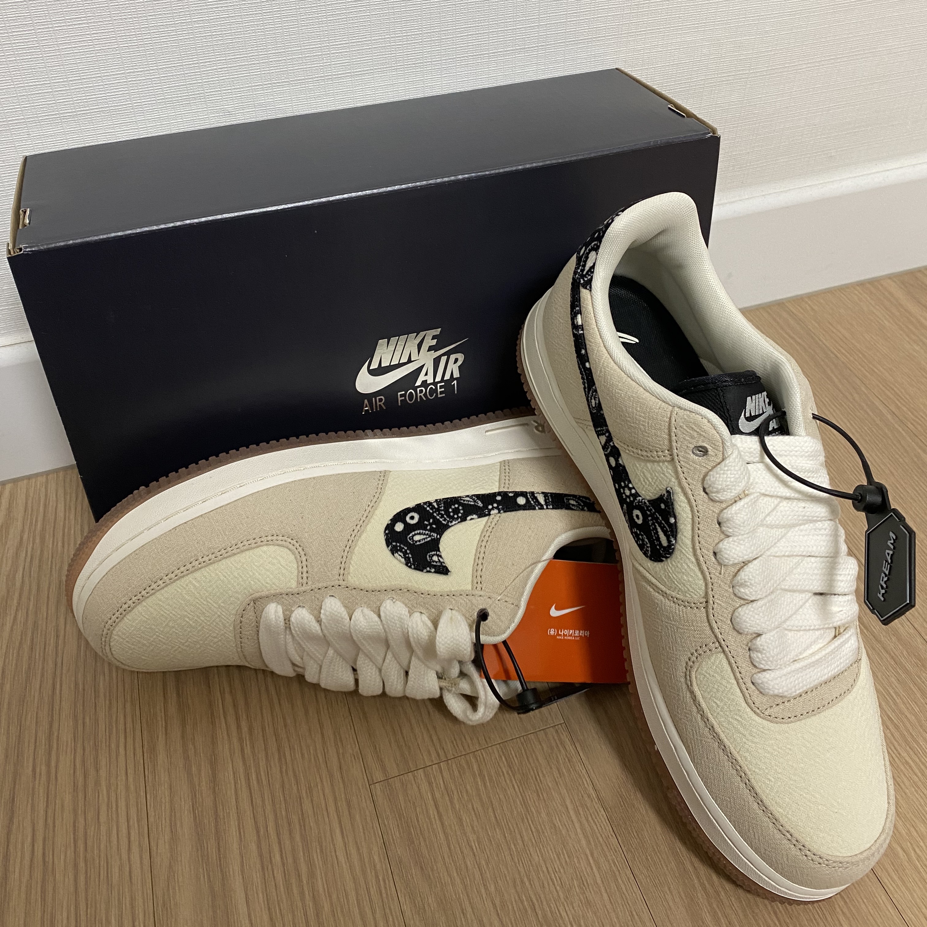 Nike Air Force 1 '07 LV8 Paisley Swoosh 착용 스타일