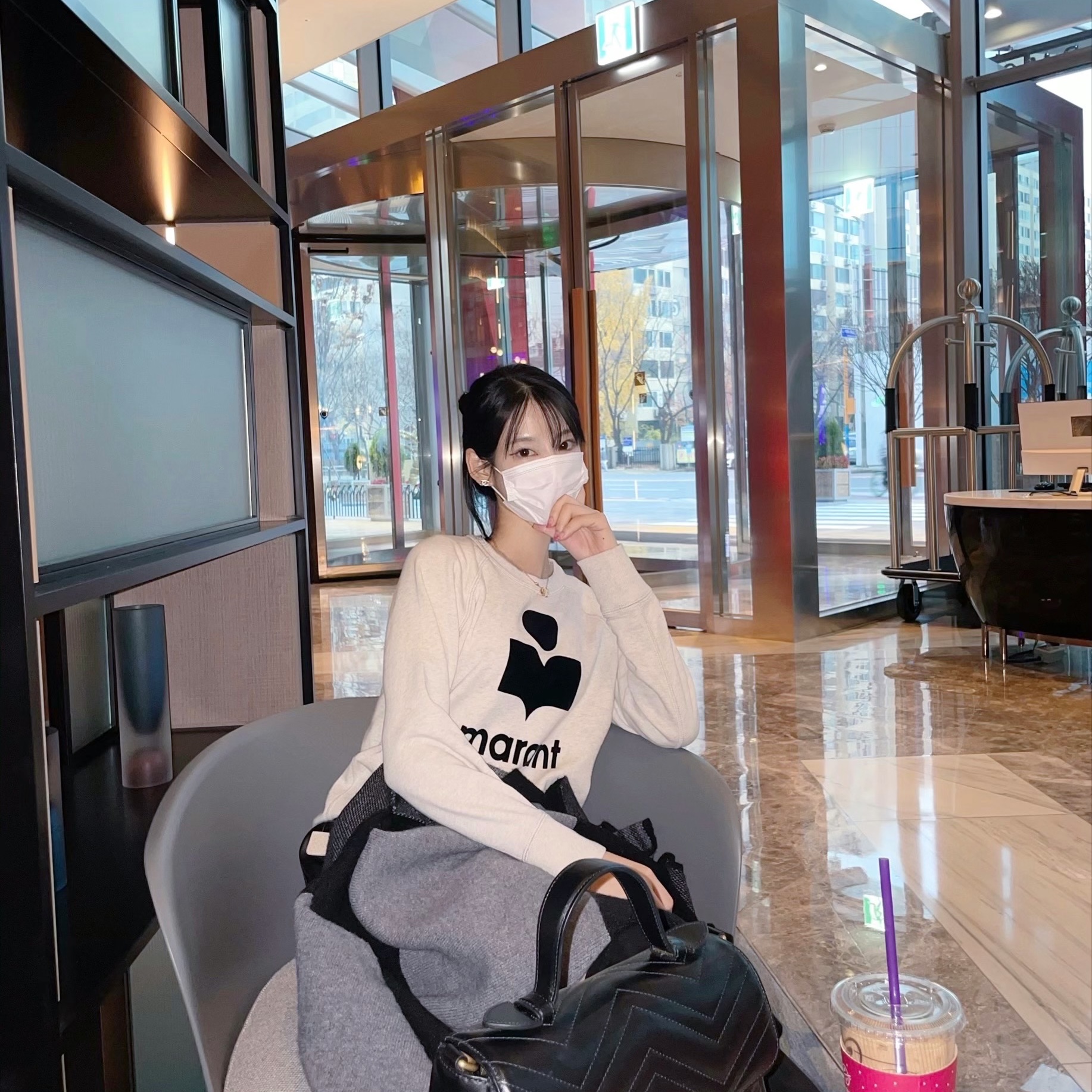 (W) Isabel Marant Milly Sweatshirt Ecru Black, (W) Hermes Clic Clac H Bracelet Rose Gold & Blanc 착용 스타일 - 2