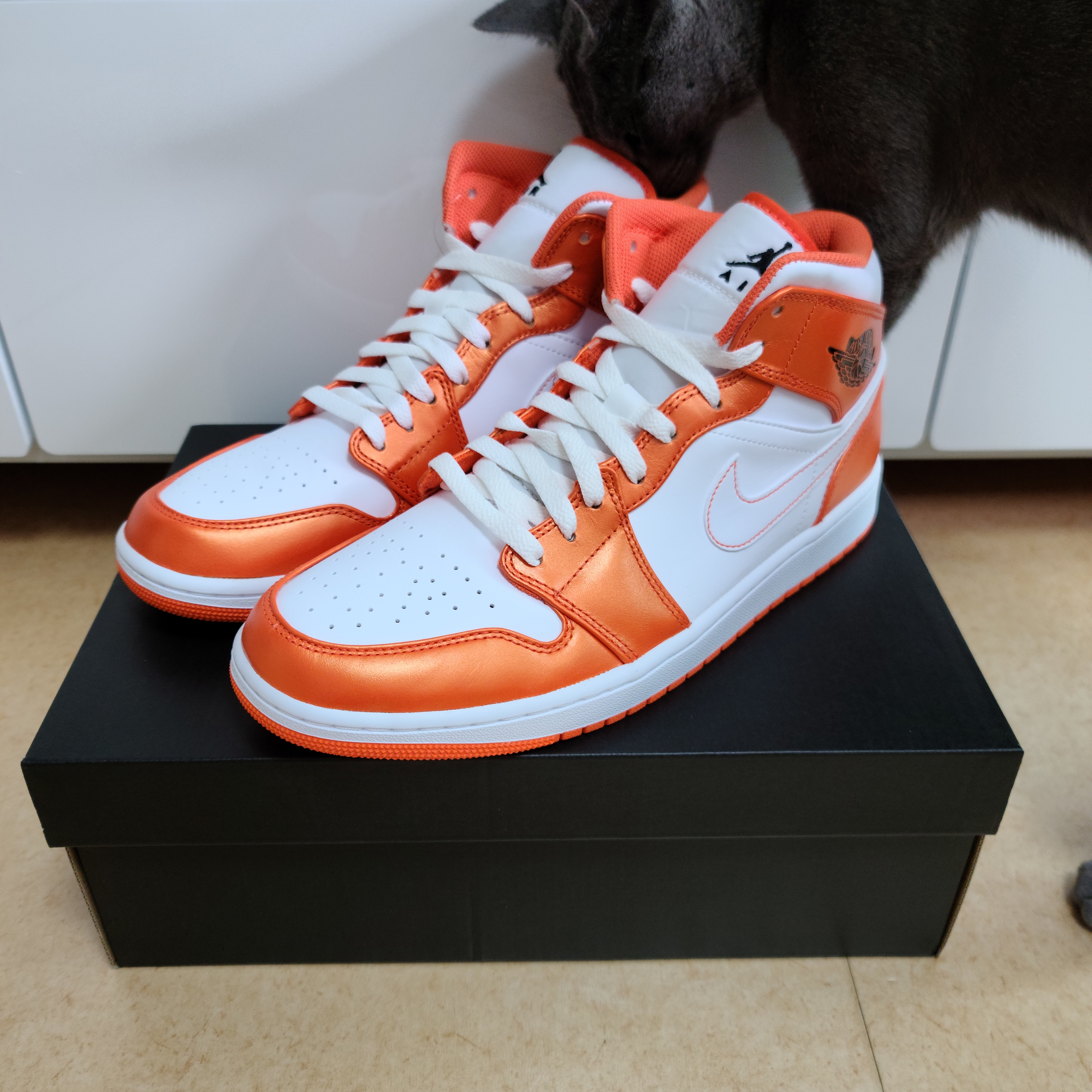 Jordan 1 Mid SE Electro Orange 착용 스타일