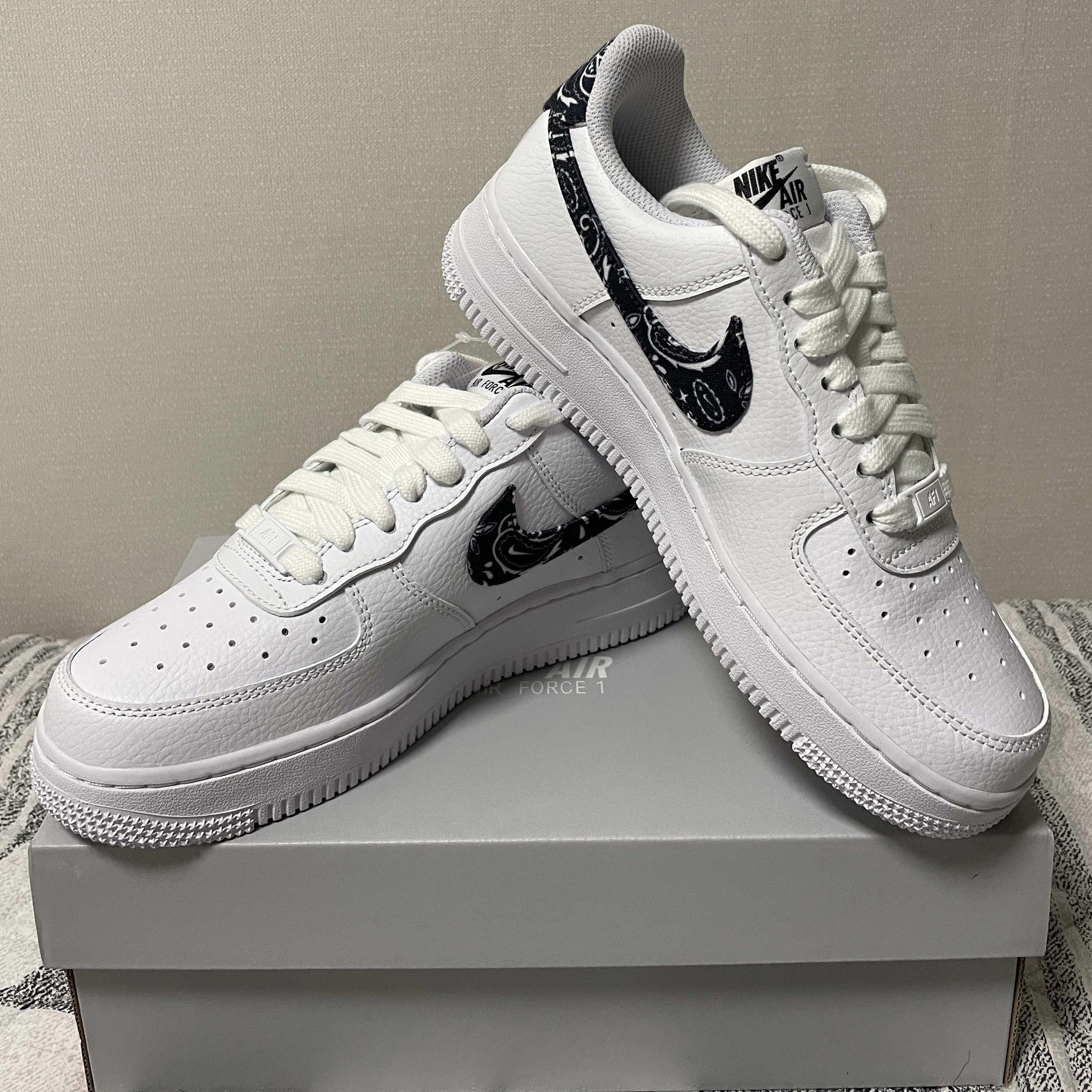 (W) Nike Air Force 1 '07 Essential Paisley Swoosh White Black 착용 스타일