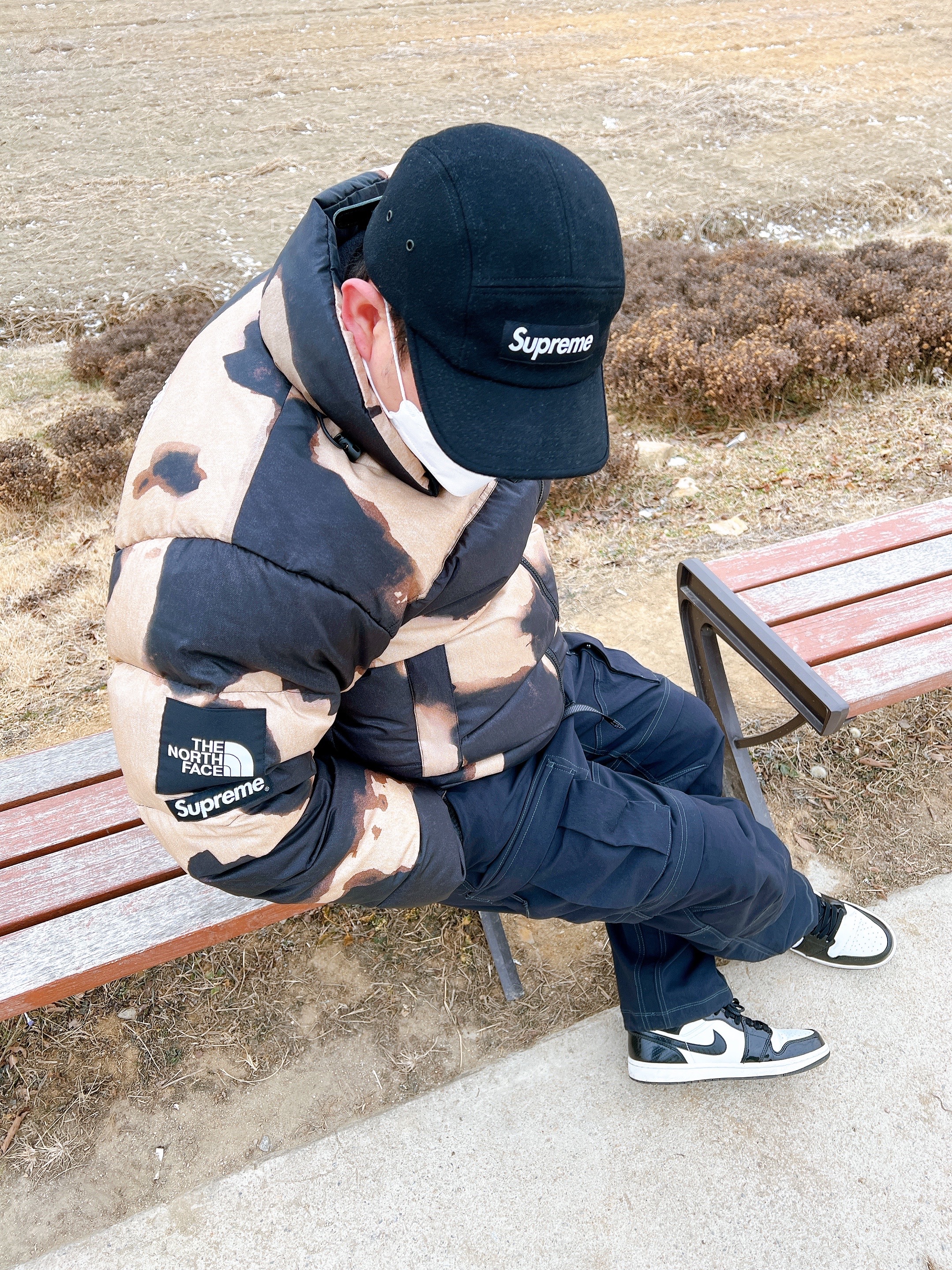 Supreme x The North Face Bleached Denim Print Nuptse Jacket Black - 21FW, Nike ACG Smith Summit Cargo Pants Black Summit White - Asia 착용 스타일 - 3