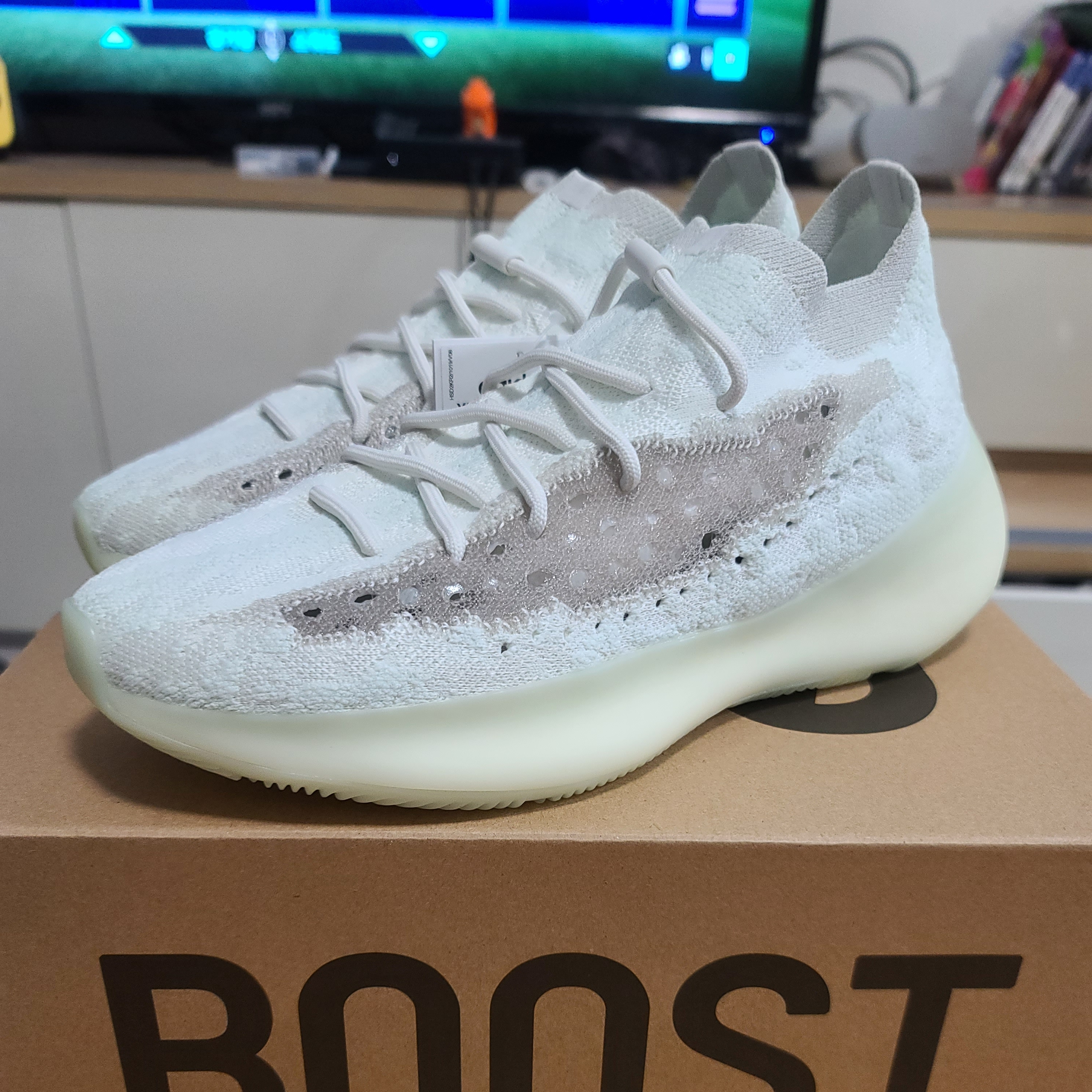 Adidas Yeezy Boost 380 Calcite Glow 착용 스타일 - 1