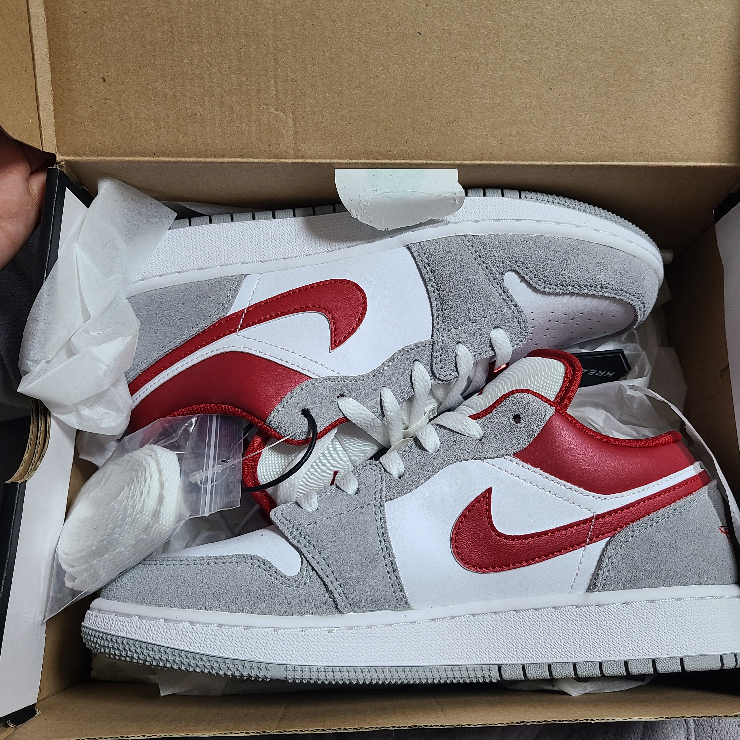 Jordan 1 Low SE Light Smoke Grey Gym Red, (GS) Jordan 1 Low SE Light Smoke Grey Gym Red 착용 스타일 - 4
