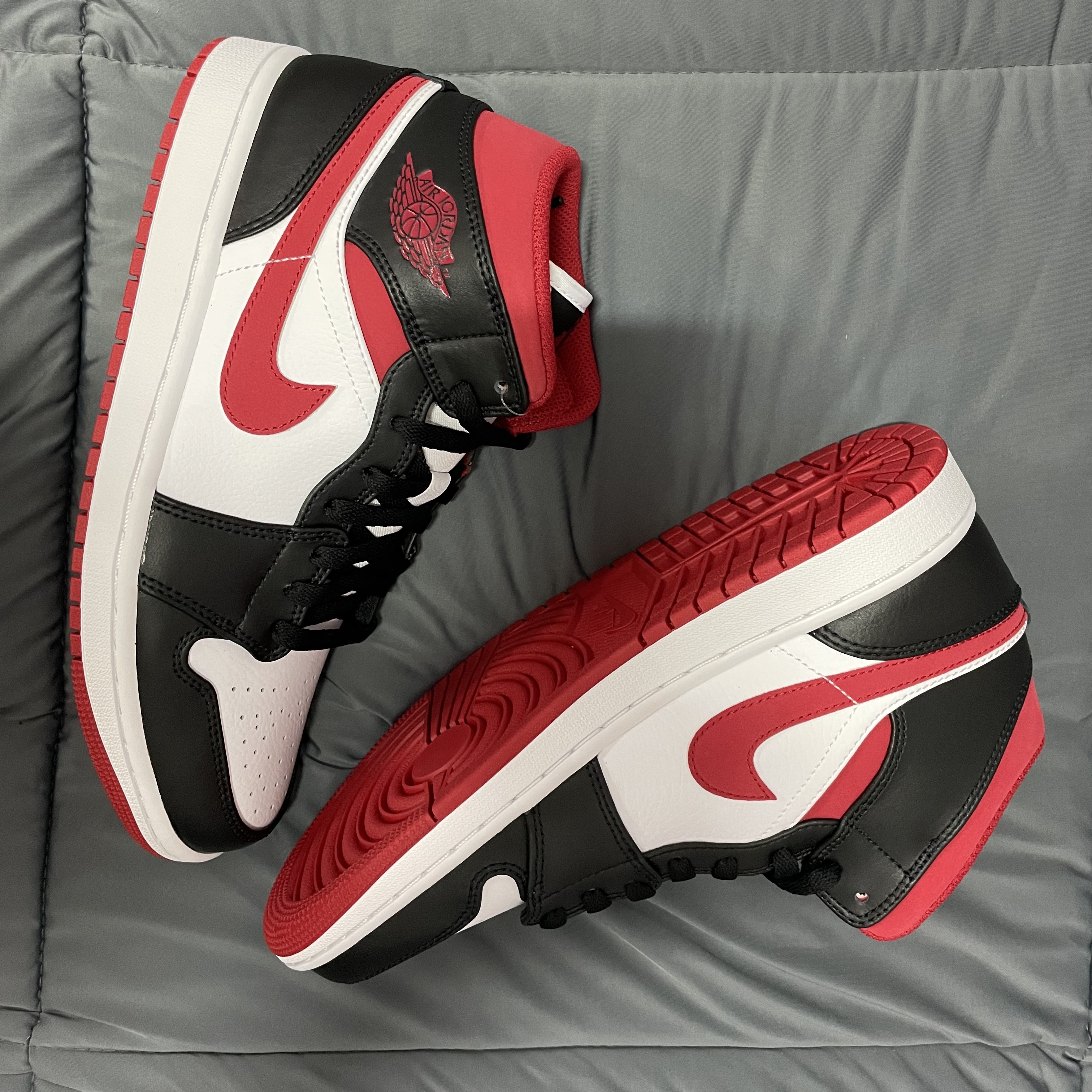 Jordan 1 Mid Gym Red Black White 착용 스타일