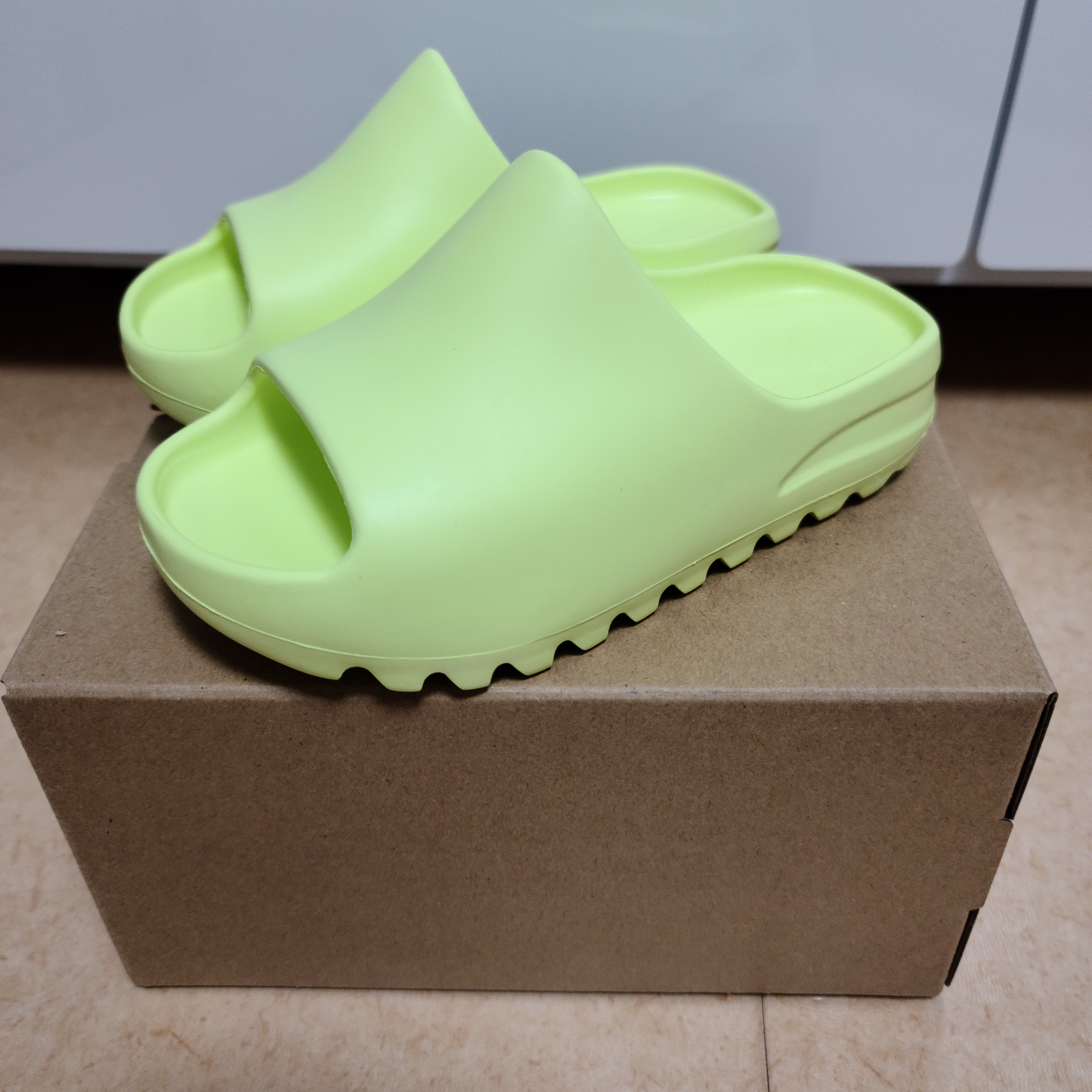 Adidas Yeezy Slide Glow Green 착용 스타일
