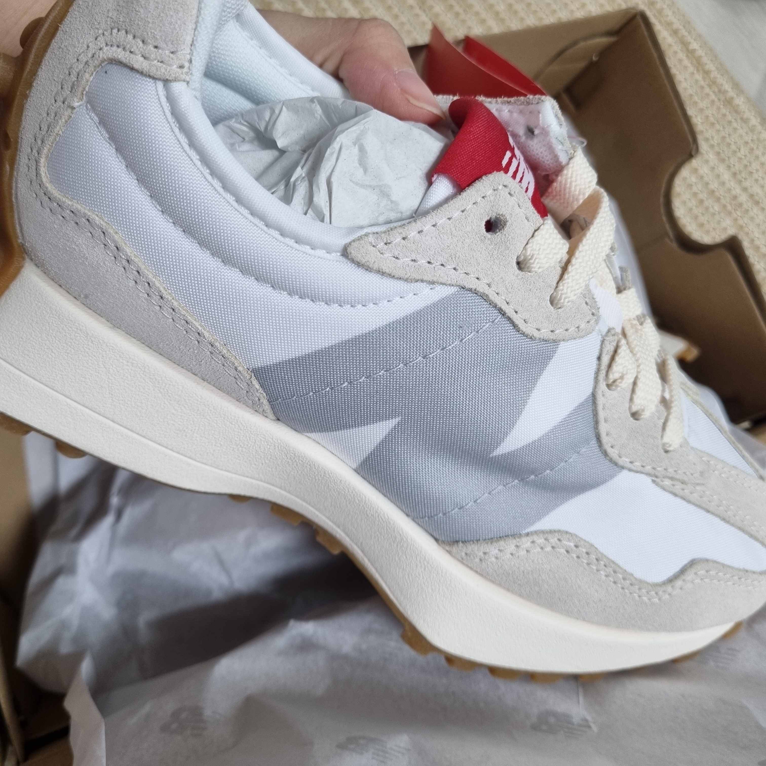 New Balance 327 White Silver Gum 착용 스타일 - 1