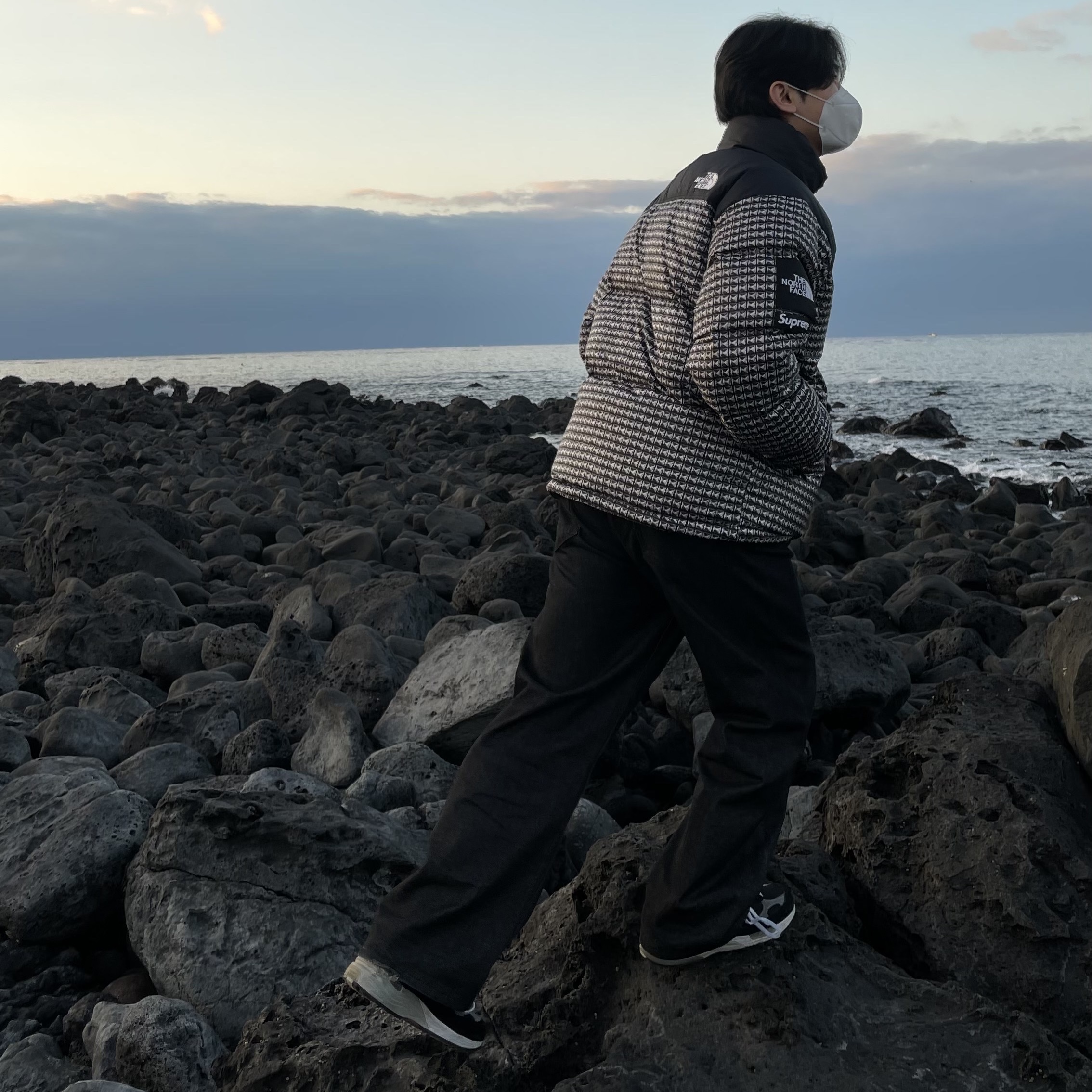Supreme x The North Face Studded Nuptse Jacket Black - 21SS, New Balance 992 Made in USA Black Grey 착용 스타일 - 3