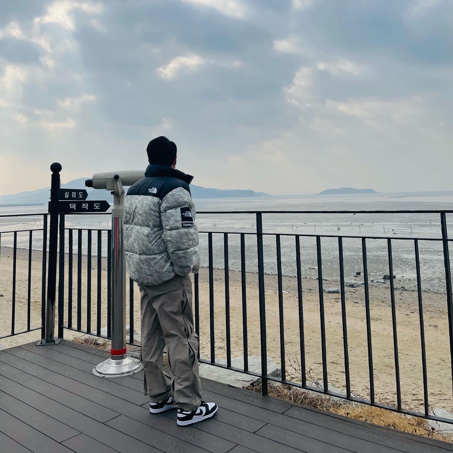 Supreme x The North Face Paper Print Nuptse Jacket - 19FW, Nike Dunk Low Retro Black 착용 스타일 - 2