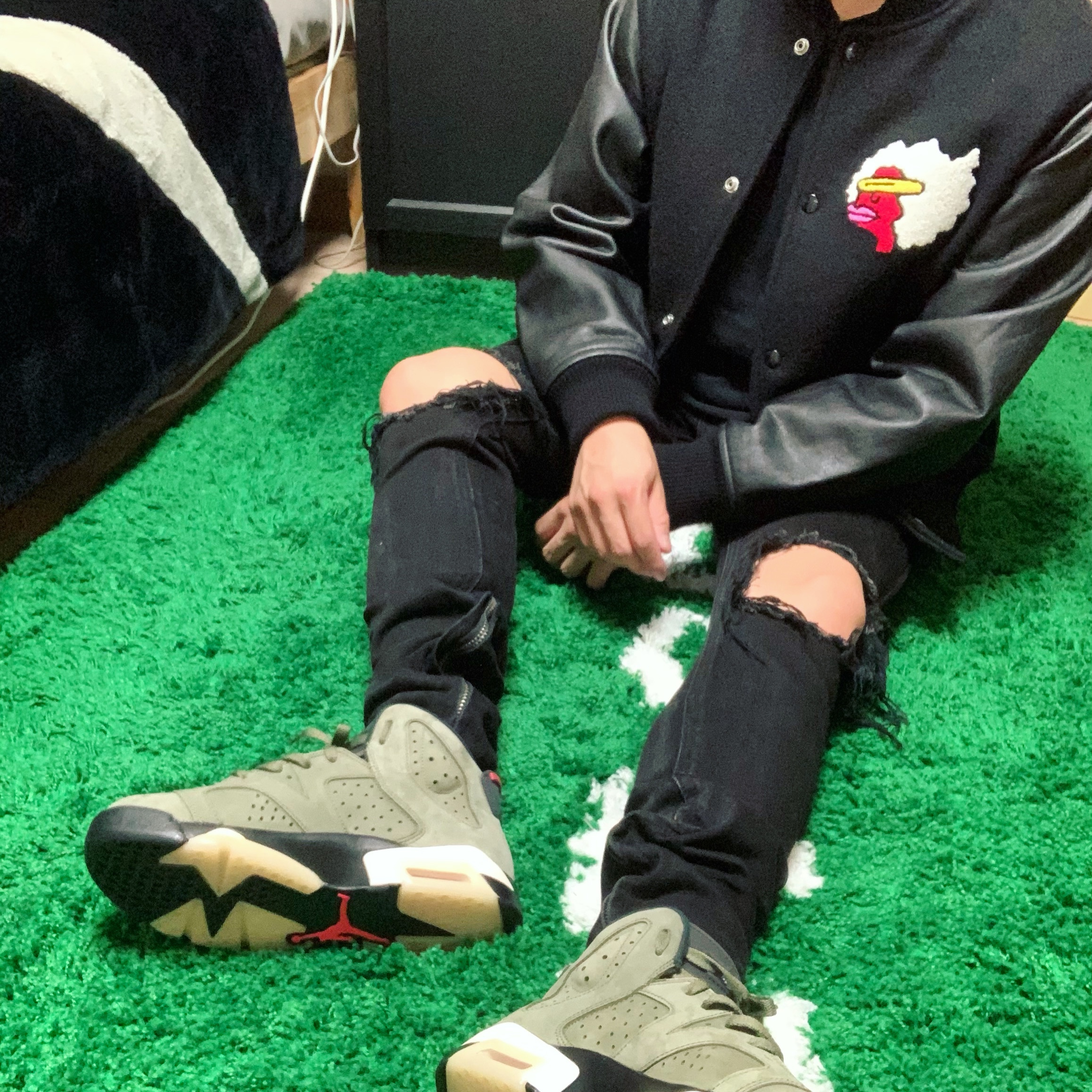 Jordan 6 x Travis Scott Retro Olive 착용 스타일