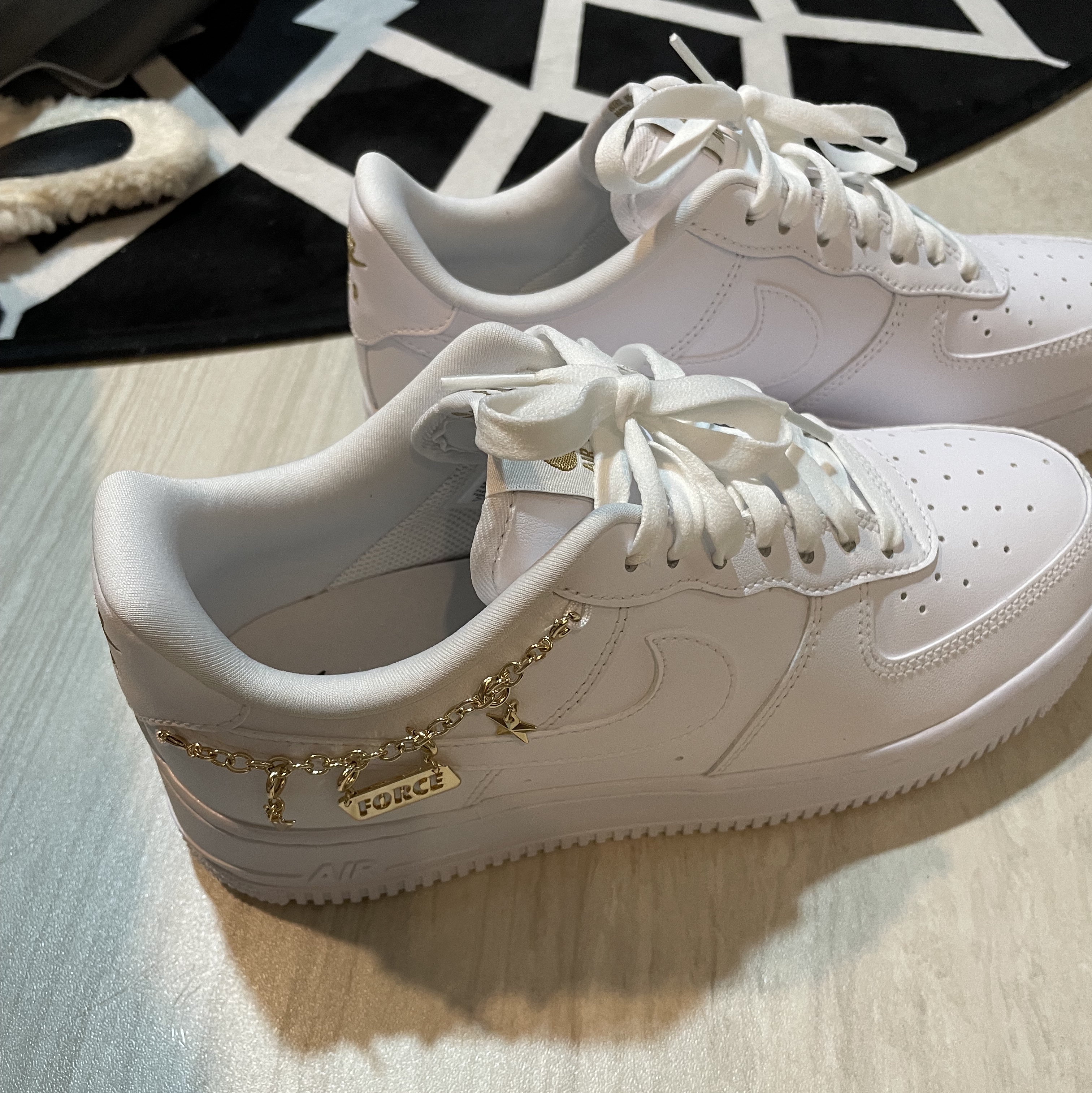 (W) Nike Air Force 1 '07 LX White Pendant 착용 스타일