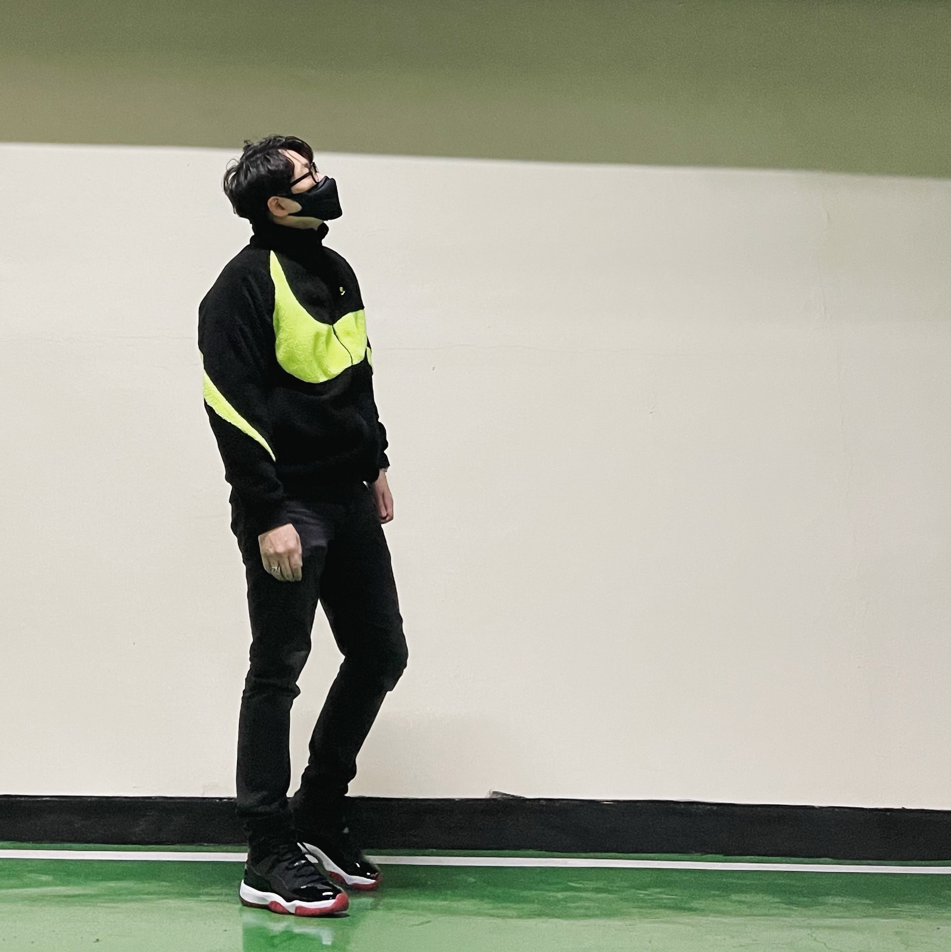 Jordan 11 Retro Bred 2019, Nike Big Swoosh Full Zip Jacket Black Volt 착용 스타일