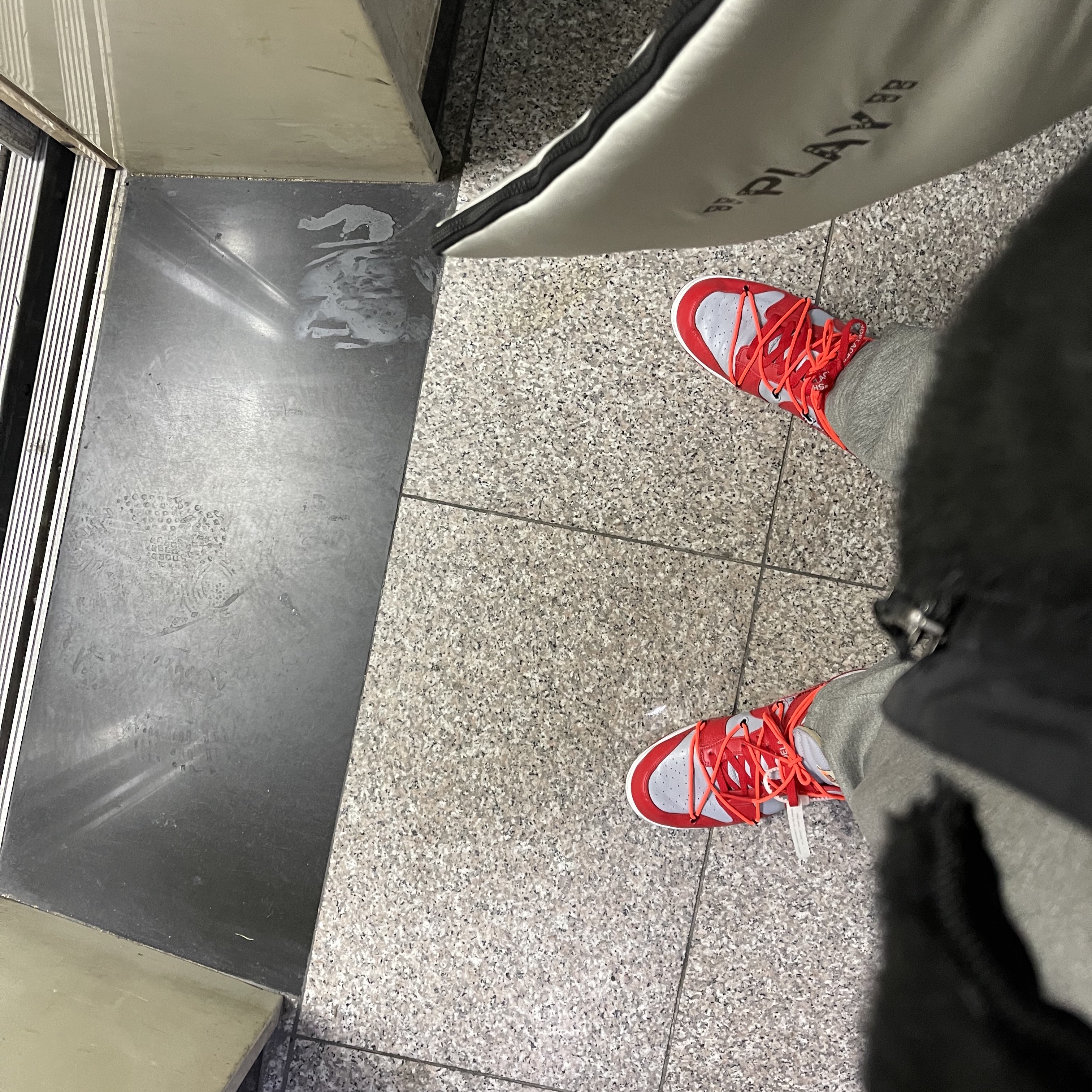 Nike x Off-White Dunk Low University Red 착용 스타일 - 2