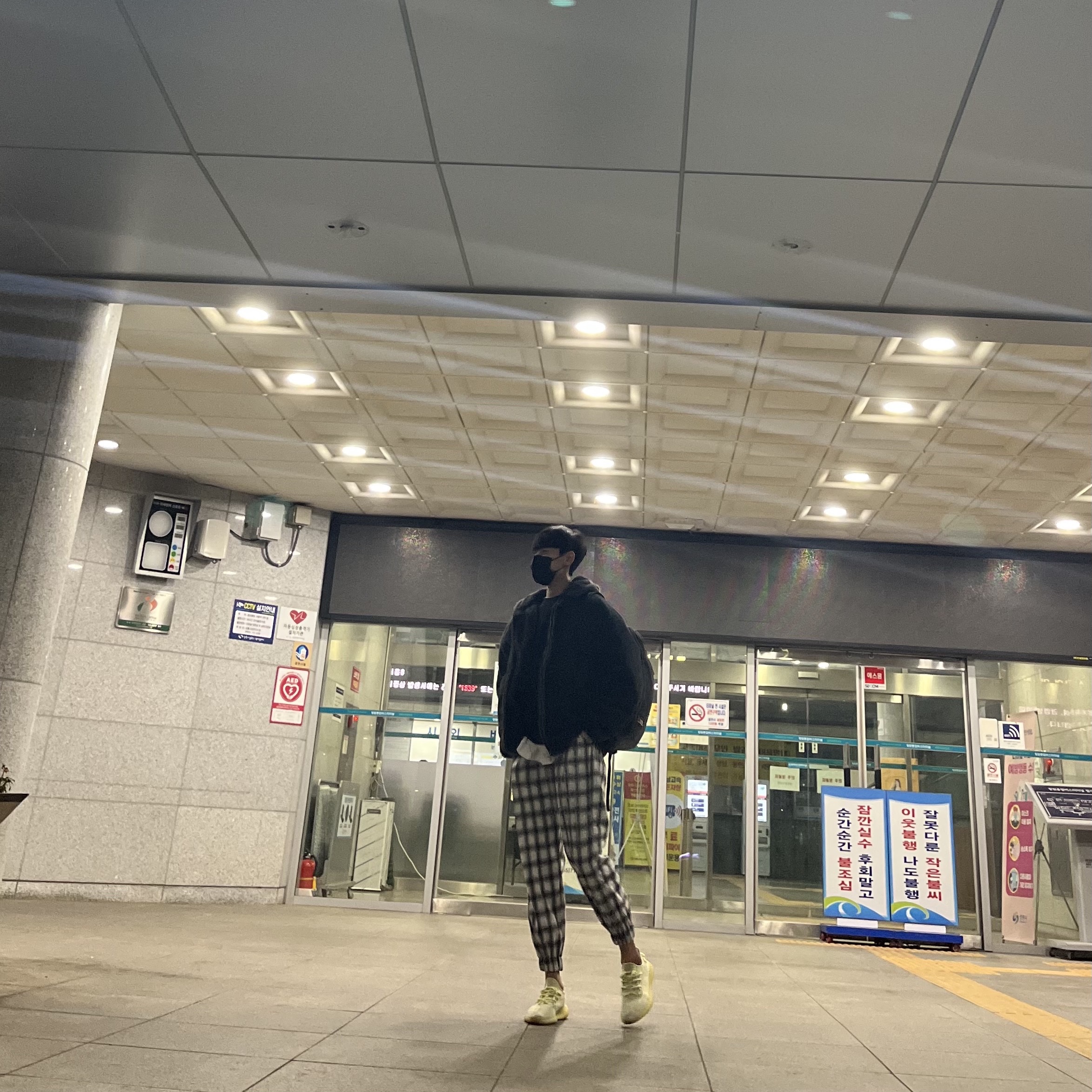 Adidas Yeezy Boost 350 V2 Butter 착용 스타일 - 1