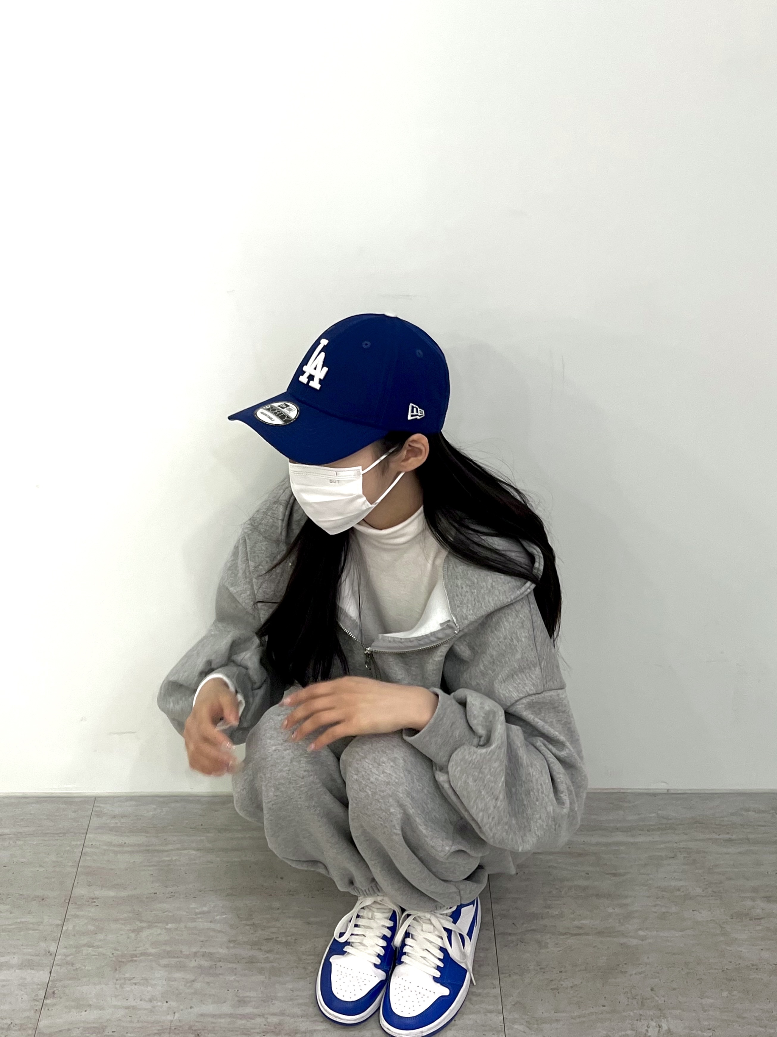 (W) Jordan 1 Mid White Hyper Royal 착용 스타일 - 3