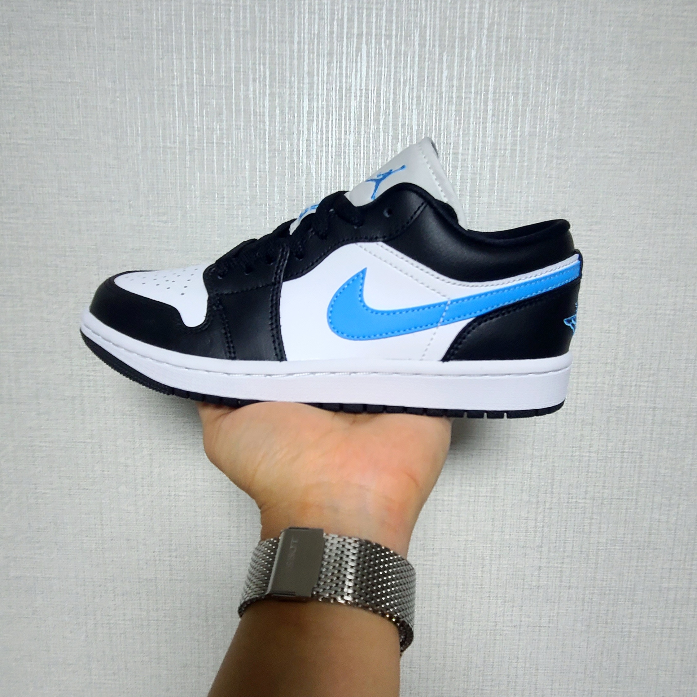 (W) Jordan 1 Low Black University Blue 착용 스타일 - 1