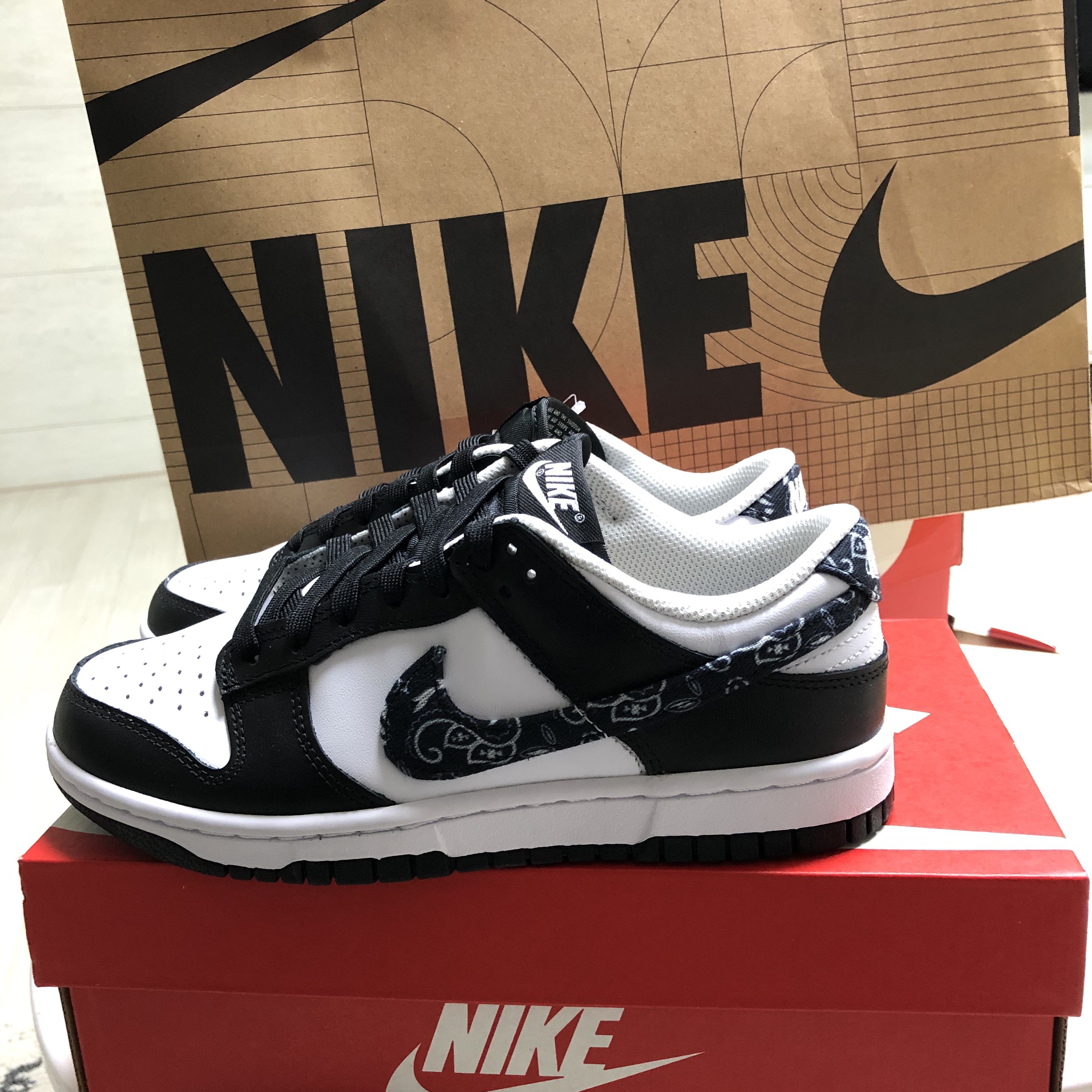 (W) Nike Dunk Low Essential Black Paisley 착용 스타일 - 2