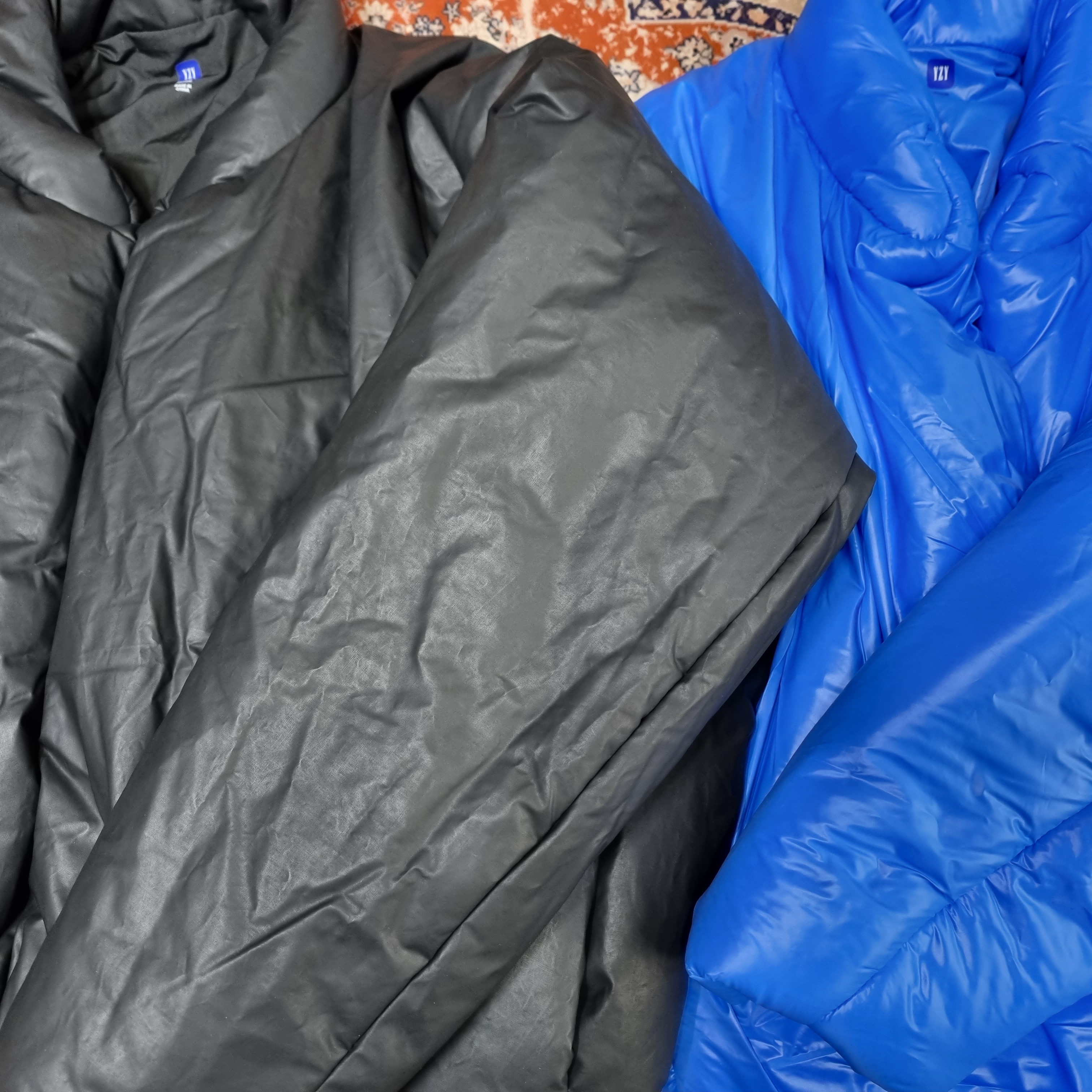 Yeezy Gap Round Jacket Black, Yeezy Gap Round Jacket Blue 착용 스타일 - 1