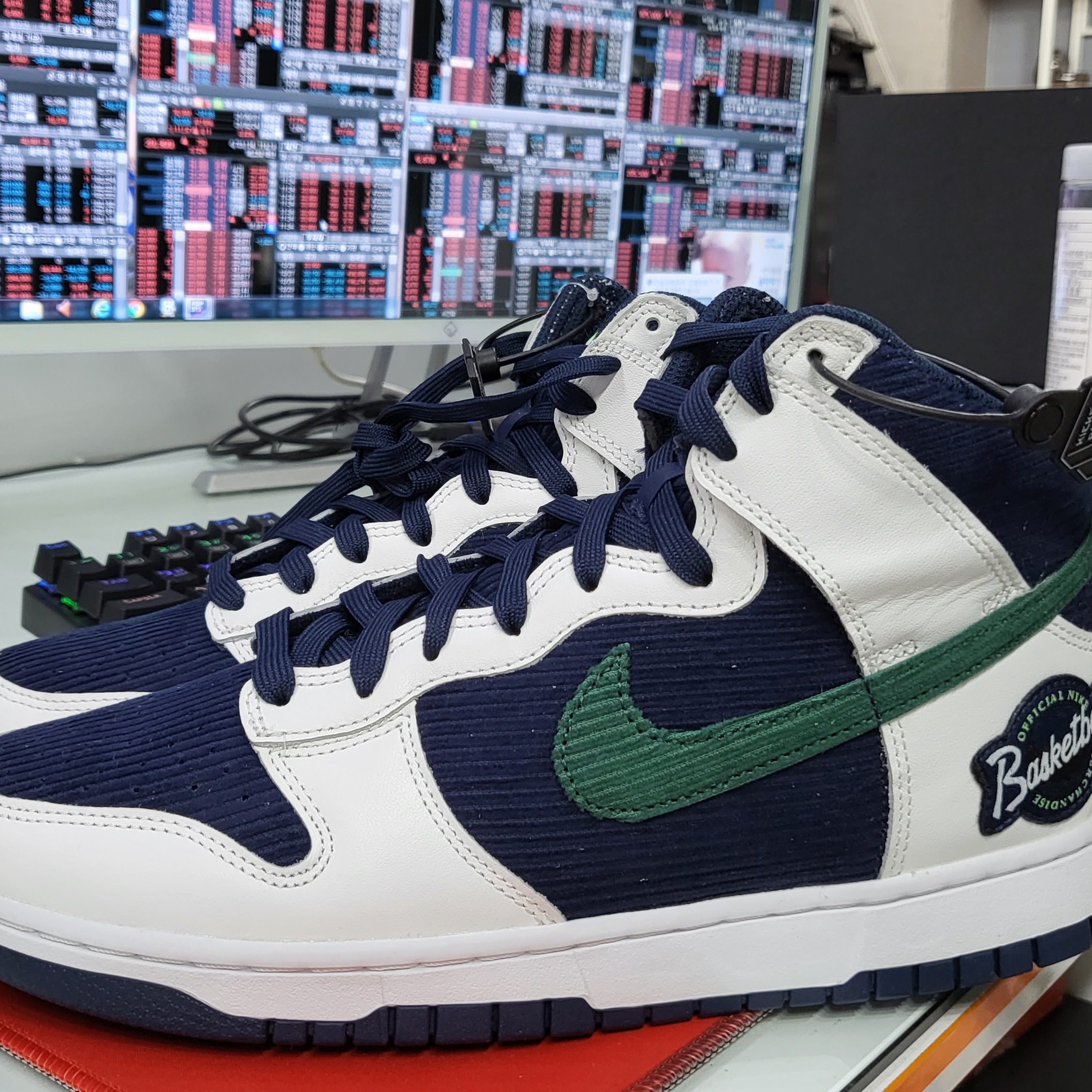Nike Dunk High PRM EMB College Navy 착용 스타일