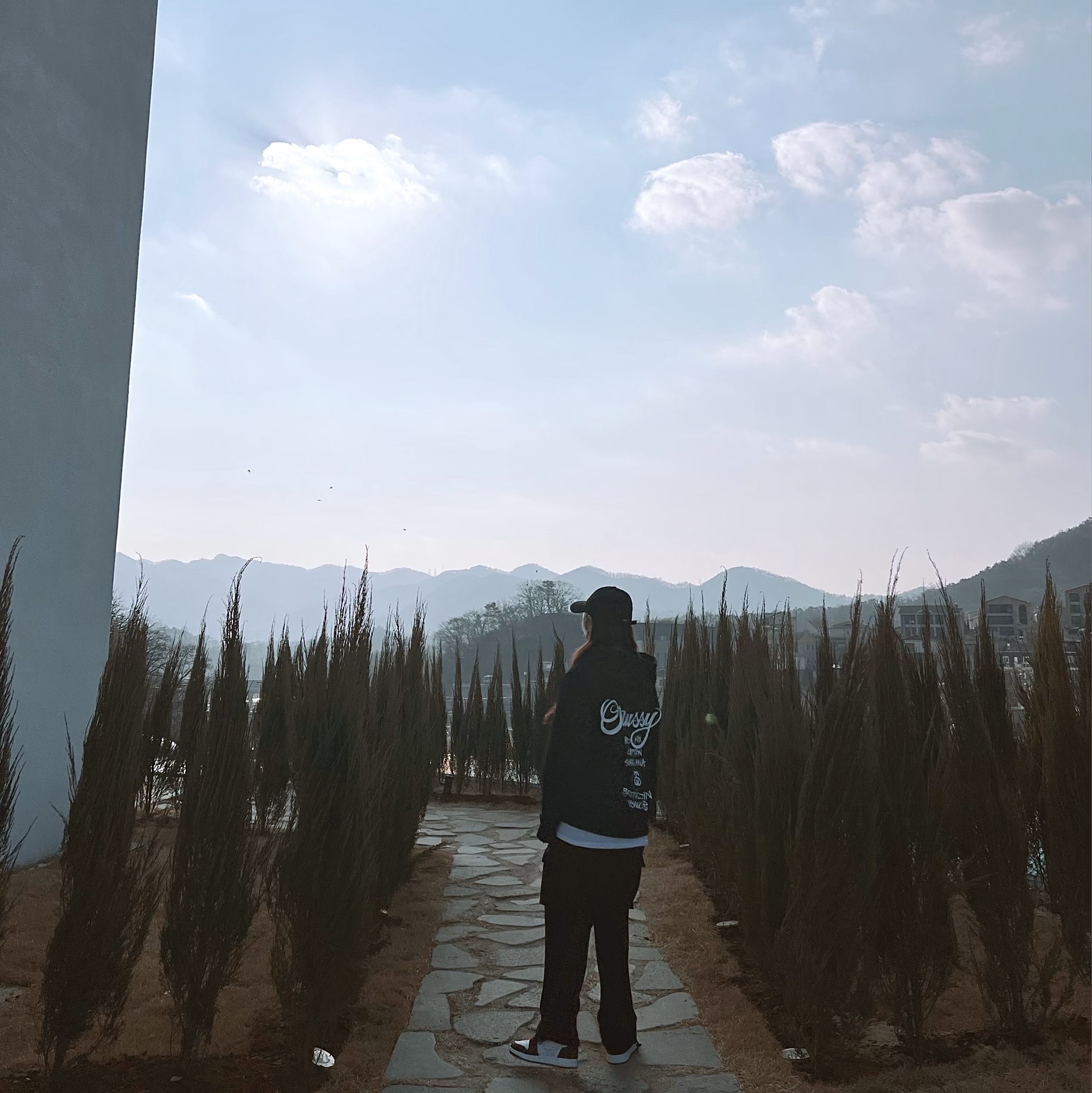 Stussy World Tour Hoodie Black 2021, (GS) Jordan 1 Retro High OG Bordeaux 착용 스타일