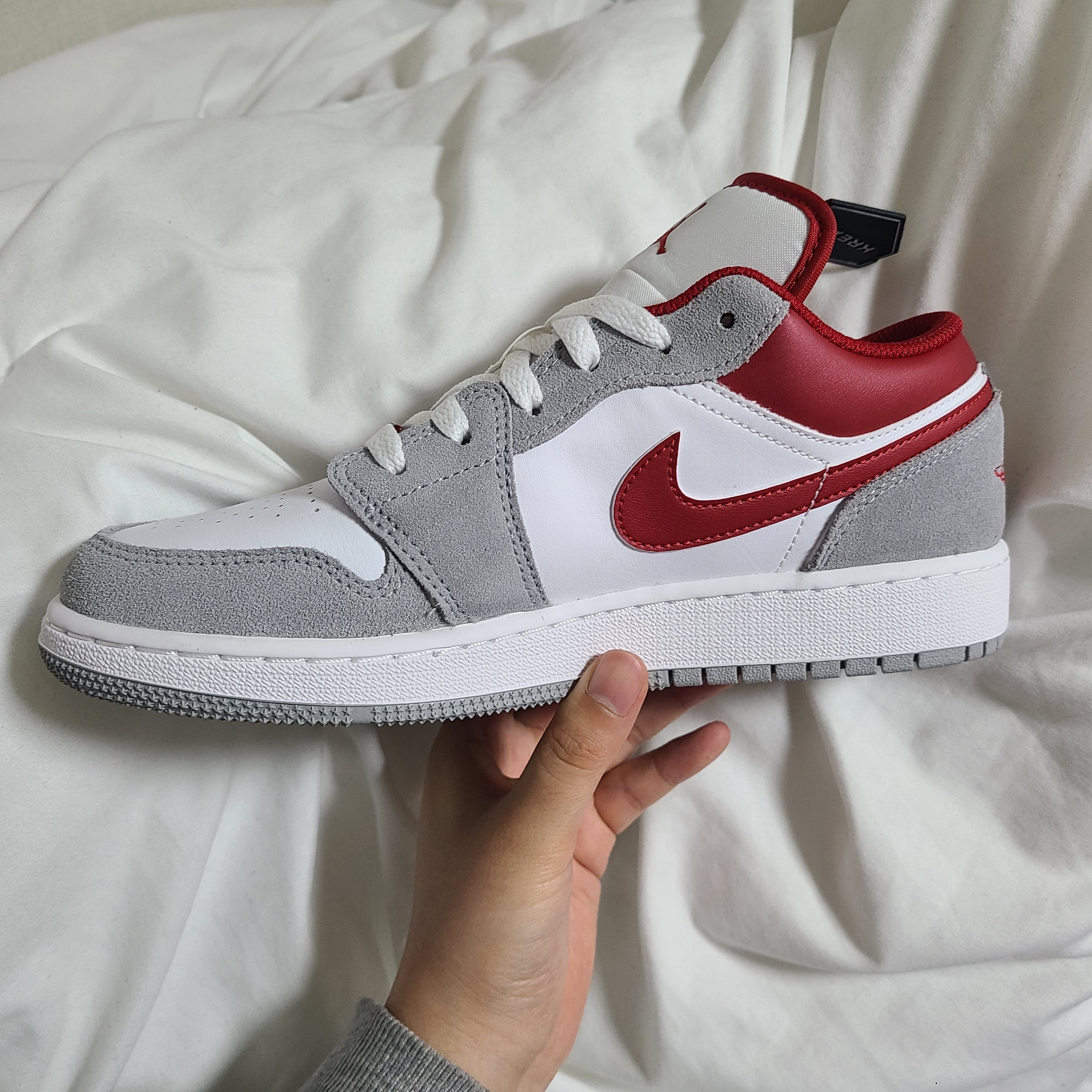Jordan 1 Low SE Light Smoke Grey Gym Red, (GS) Jordan 1 Low SE Light Smoke Grey Gym Red 착용 스타일 - 2