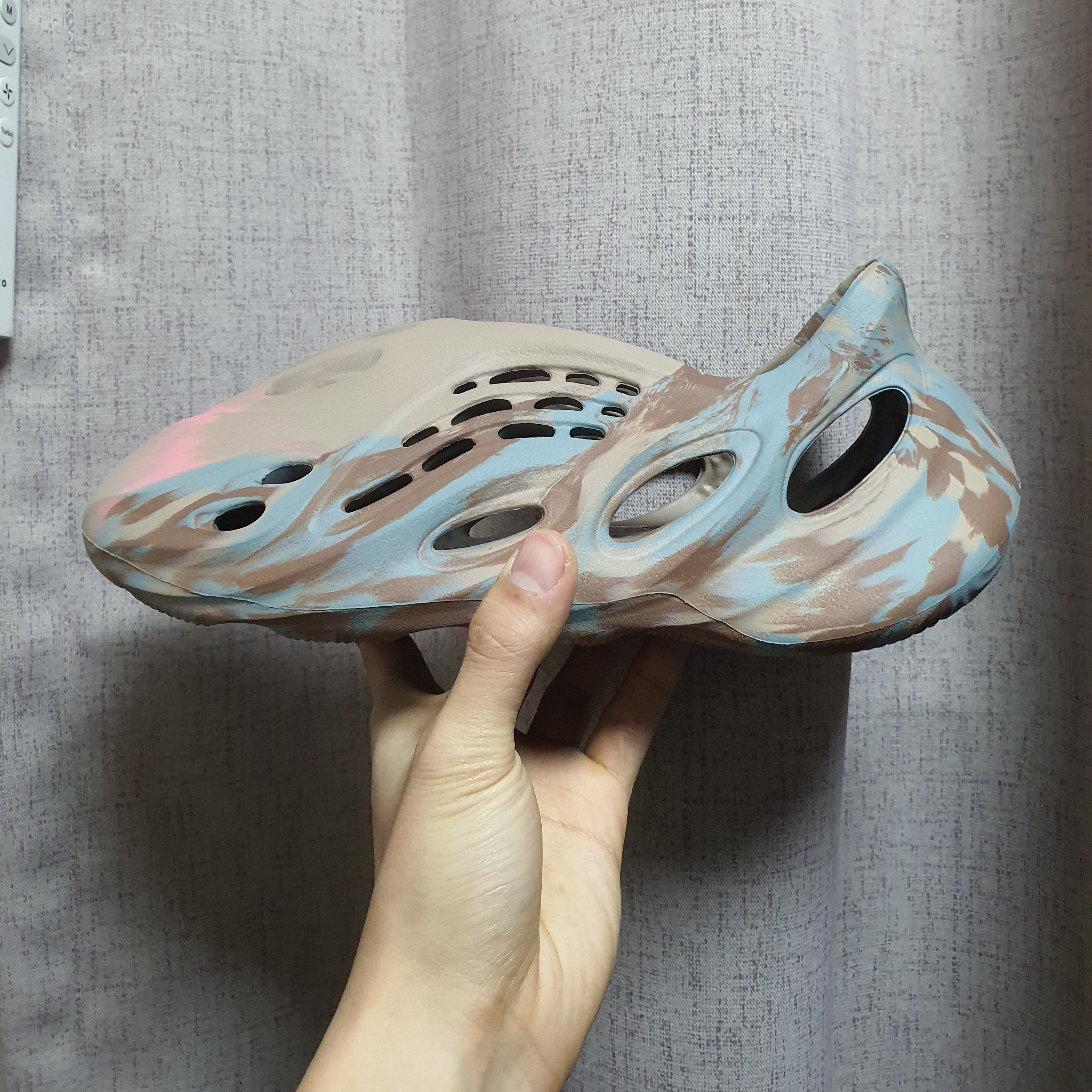 Adidas Yeezy Foam RNNR MX Sand Grey 착용 스타일