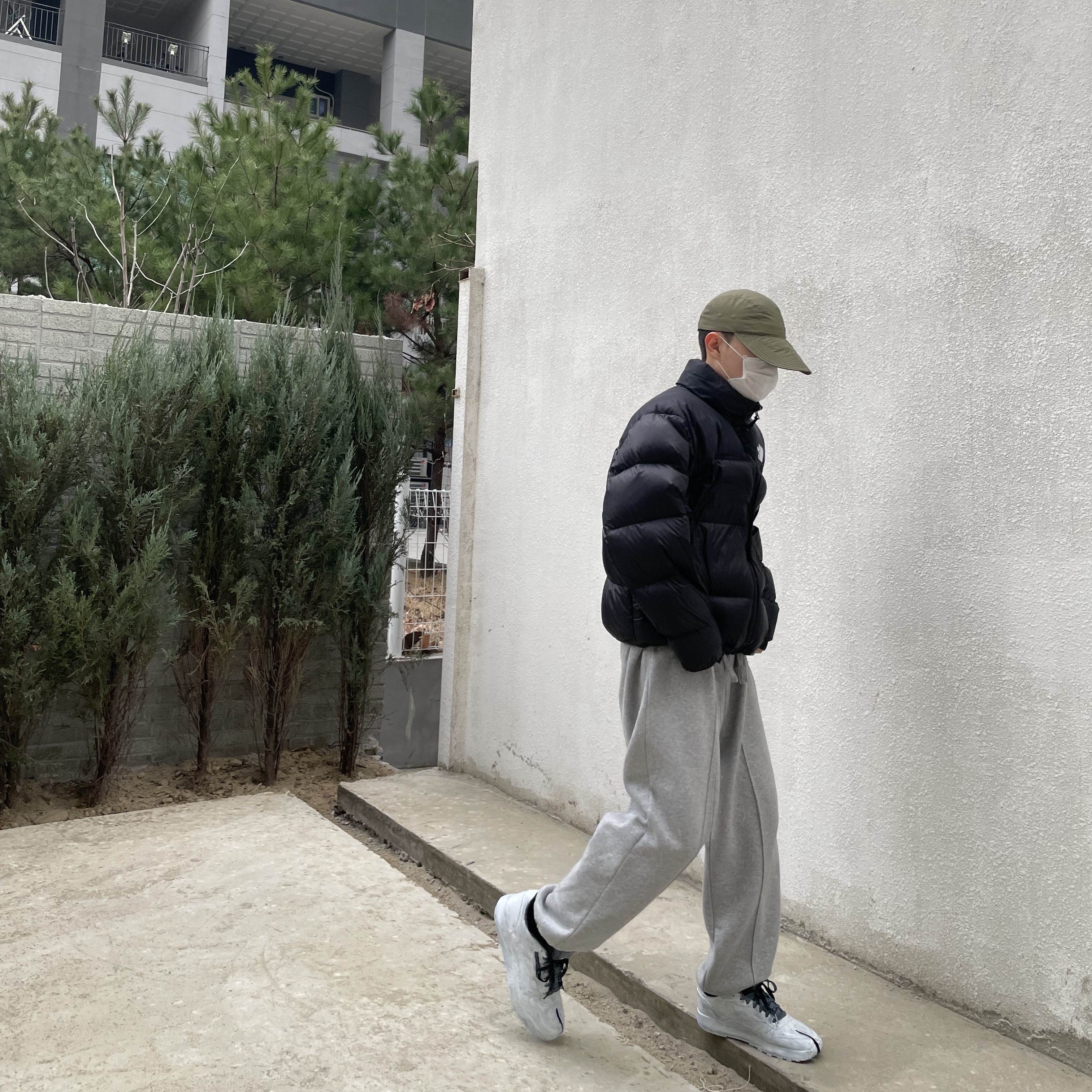Reebok x Maison Margiela Classic Leather Tabi Shoes Bianchetto, The North Face 1996 Eco Nuptse Jacket Black 착용 스타일 - 2