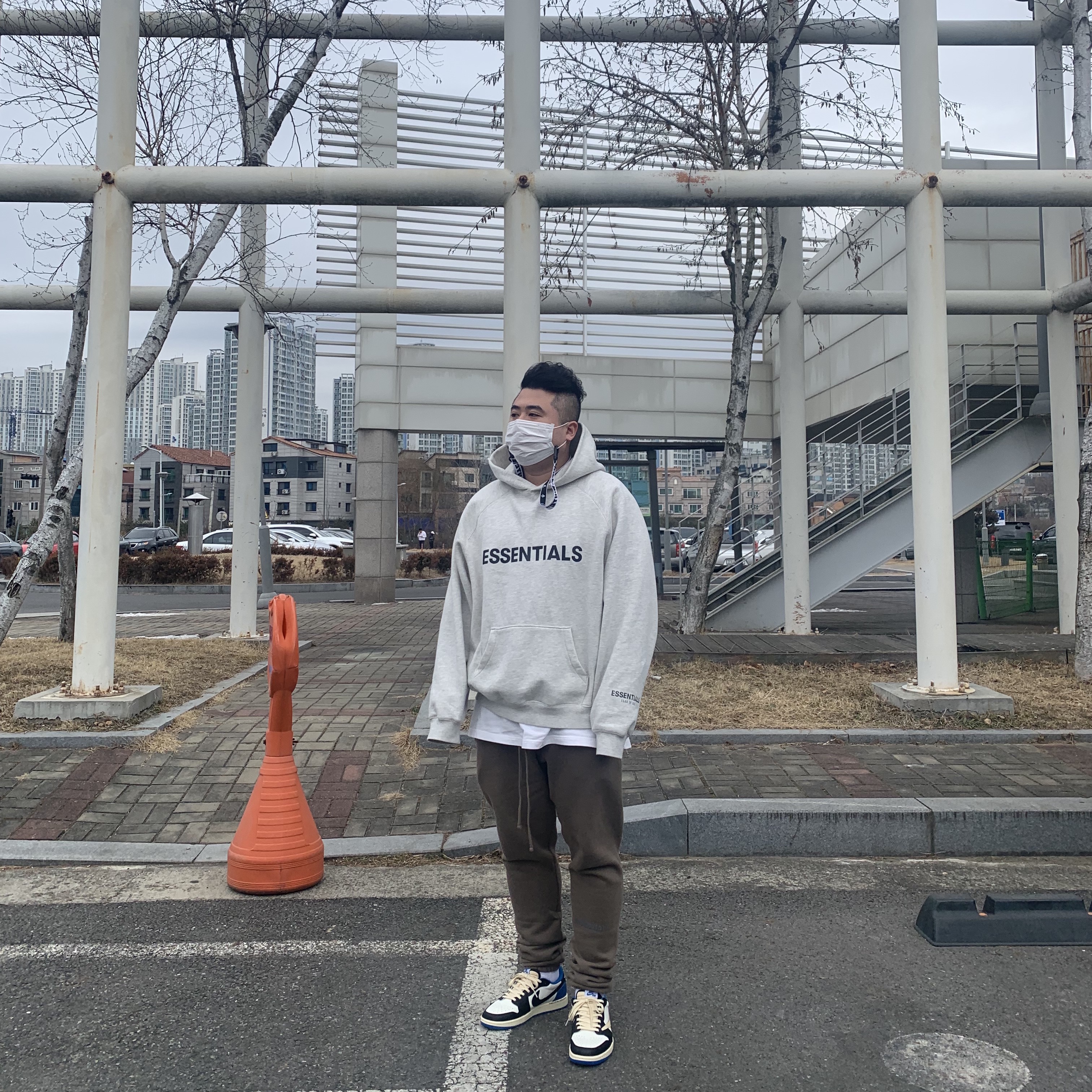 Essentials 3D Silicon Applique Pullover Hoodie Oatmeal/Oatmeal Heather/Light Heather Oatmeal 2020, Jordan 1 x Travis Scott x Fragment Retro Low OG SP Military Blue 착용 스타일