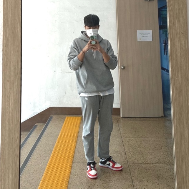 Nike NRG Solo Swoosh Fleece Hoodie Dark Grey Heather - US/EU, Nike x NBA Dunk Low Retro EMB Black and Chile Red 착용 스타일