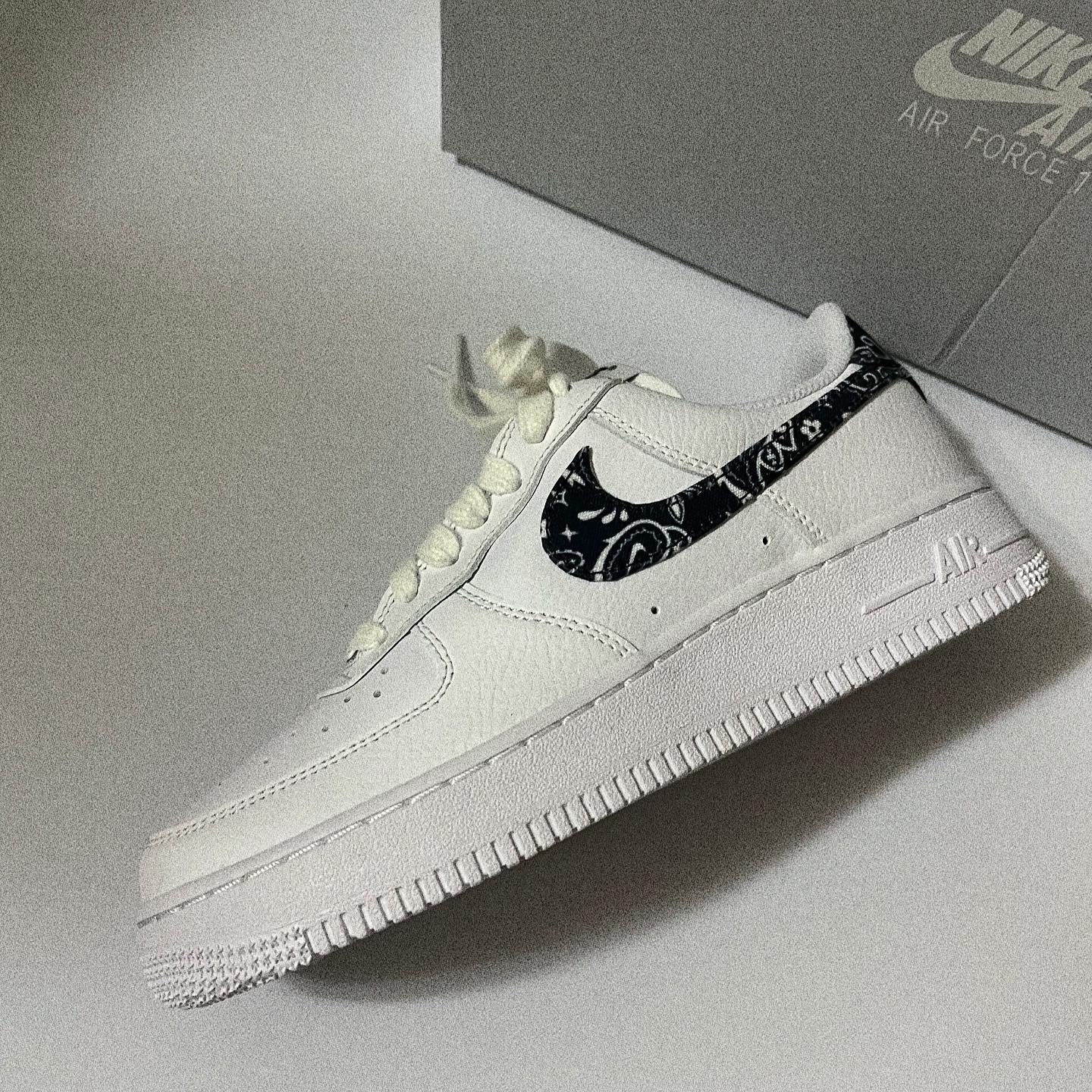 (W) Nike Air Force 1 '07 Essential Paisley Swoosh White Black 착용 스타일