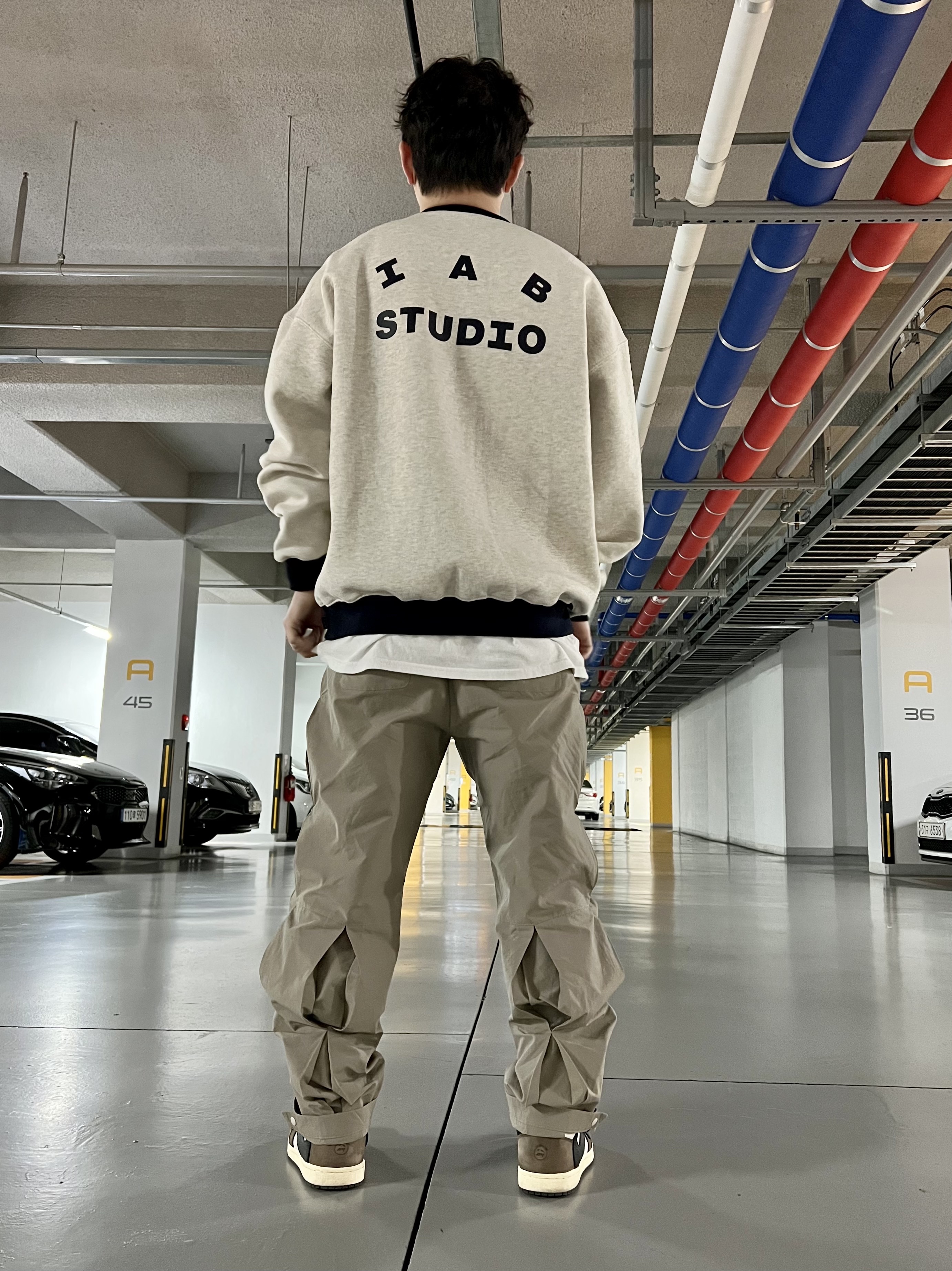 IAB Studio Sweatshirt Oatmeal Navy, Jordan 1 x Travis Scott Retro High OG SP Mocha 착용 스타일 - 3