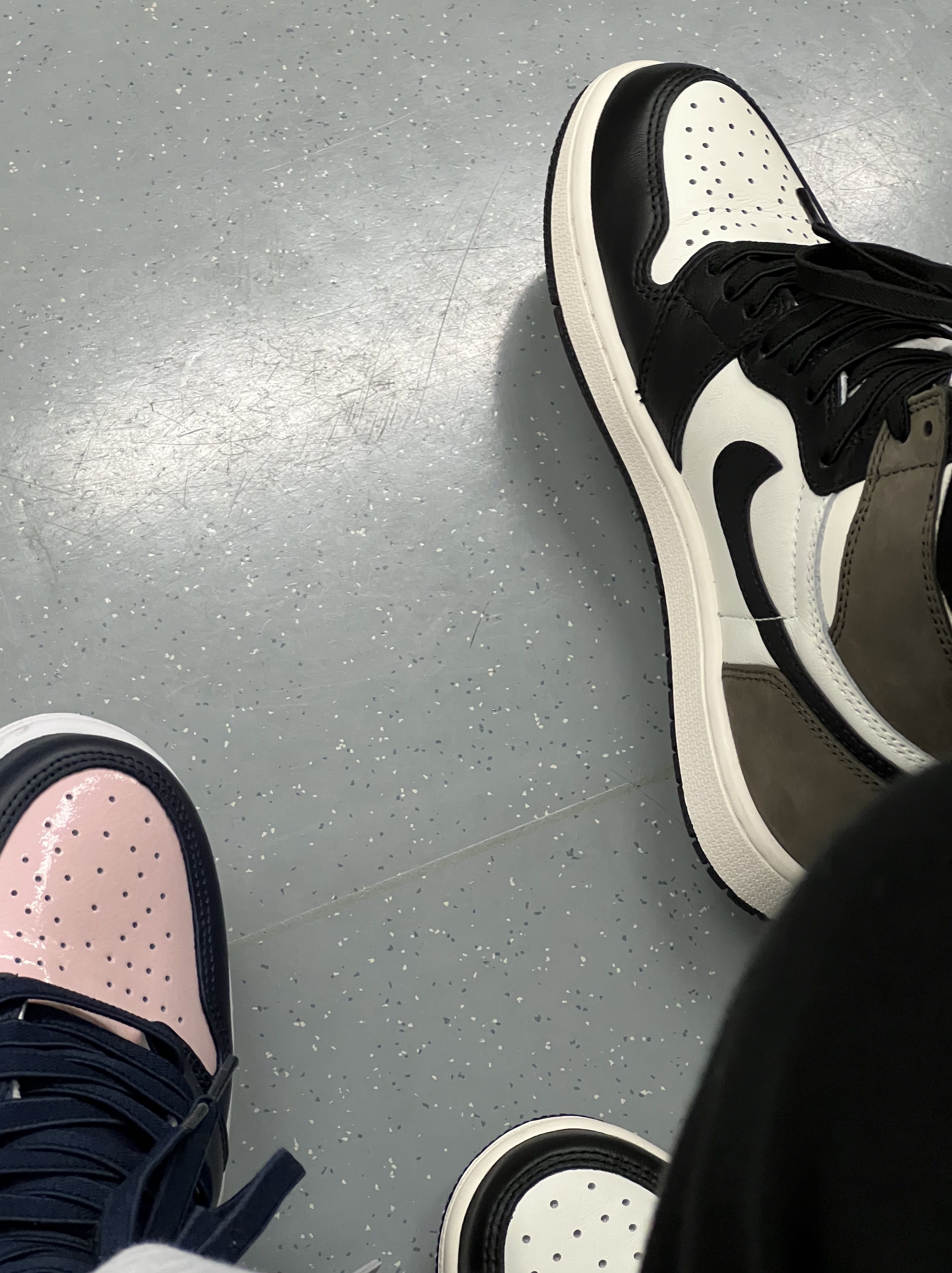 Jordan 1 Retro High OG Black Mocha, (W) Jordan 1 Retro High OG Atmosphere 착용 스타일 - 1