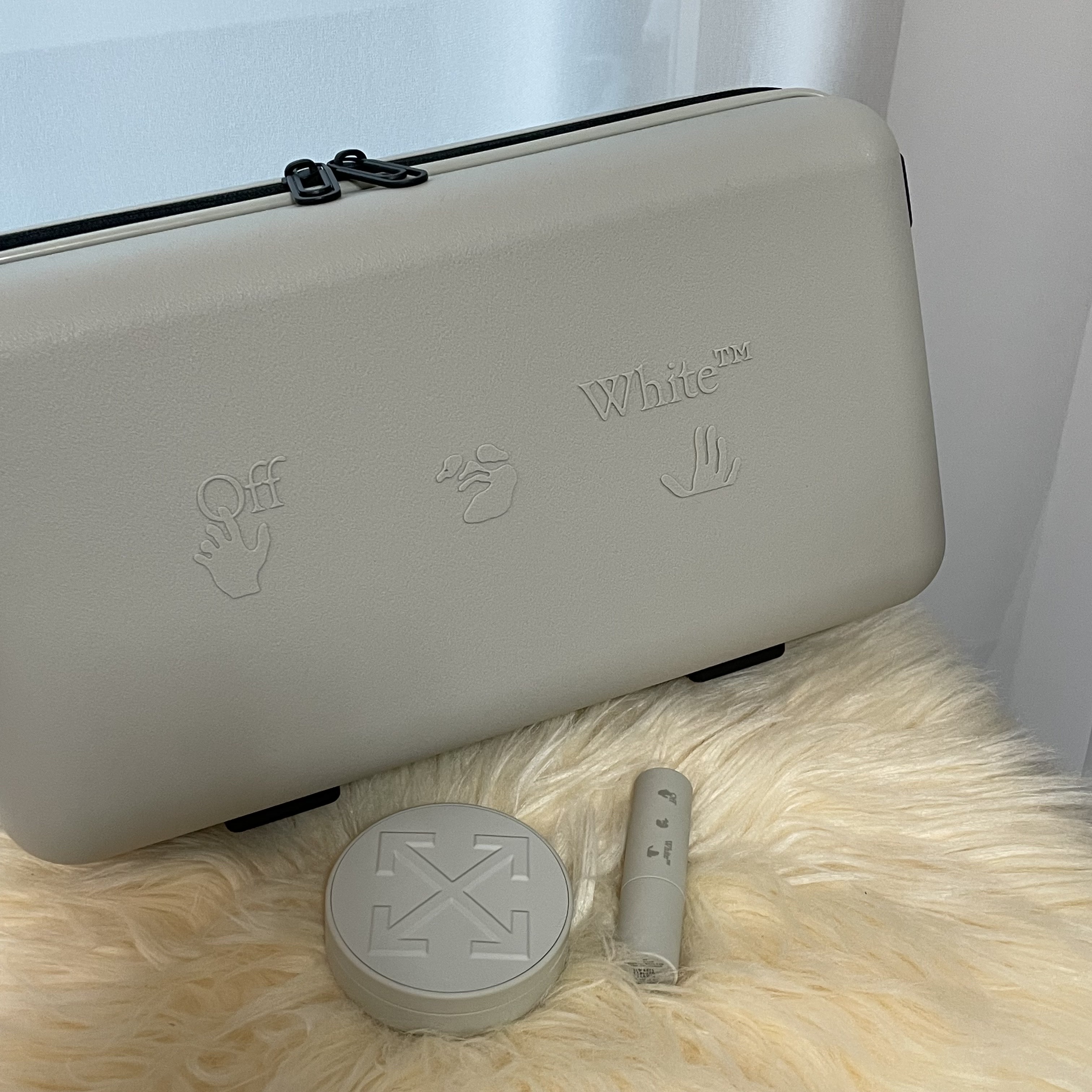 Off-White x Amore Pacific Protection Box (Without Cosmetics) 착용 스타일 - 2