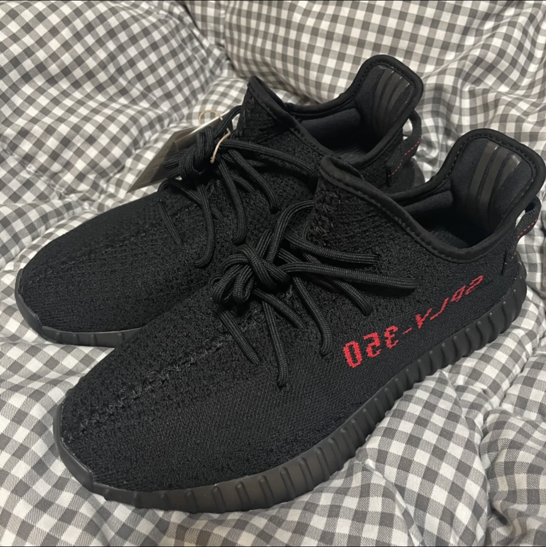 Adidas Yeezy Boost 350 V2 Black Red 2020 착용 스타일